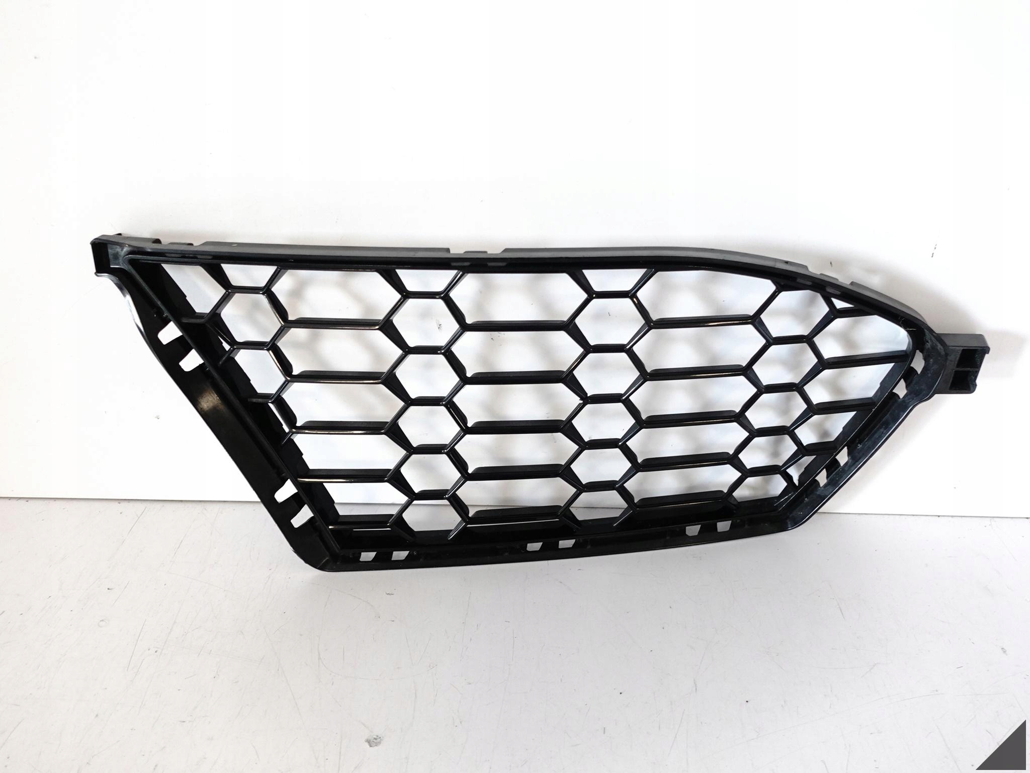 BMW M3 M4 G80 G82 G83 KRATKA W ZDERZAK ATRAPA PRAWA PRZÓD 8069440 BMW M3 M4 G80 G82 G83 KRATKA W ZDERZAK ATRAPA PRAWA PRZÓD 8069440