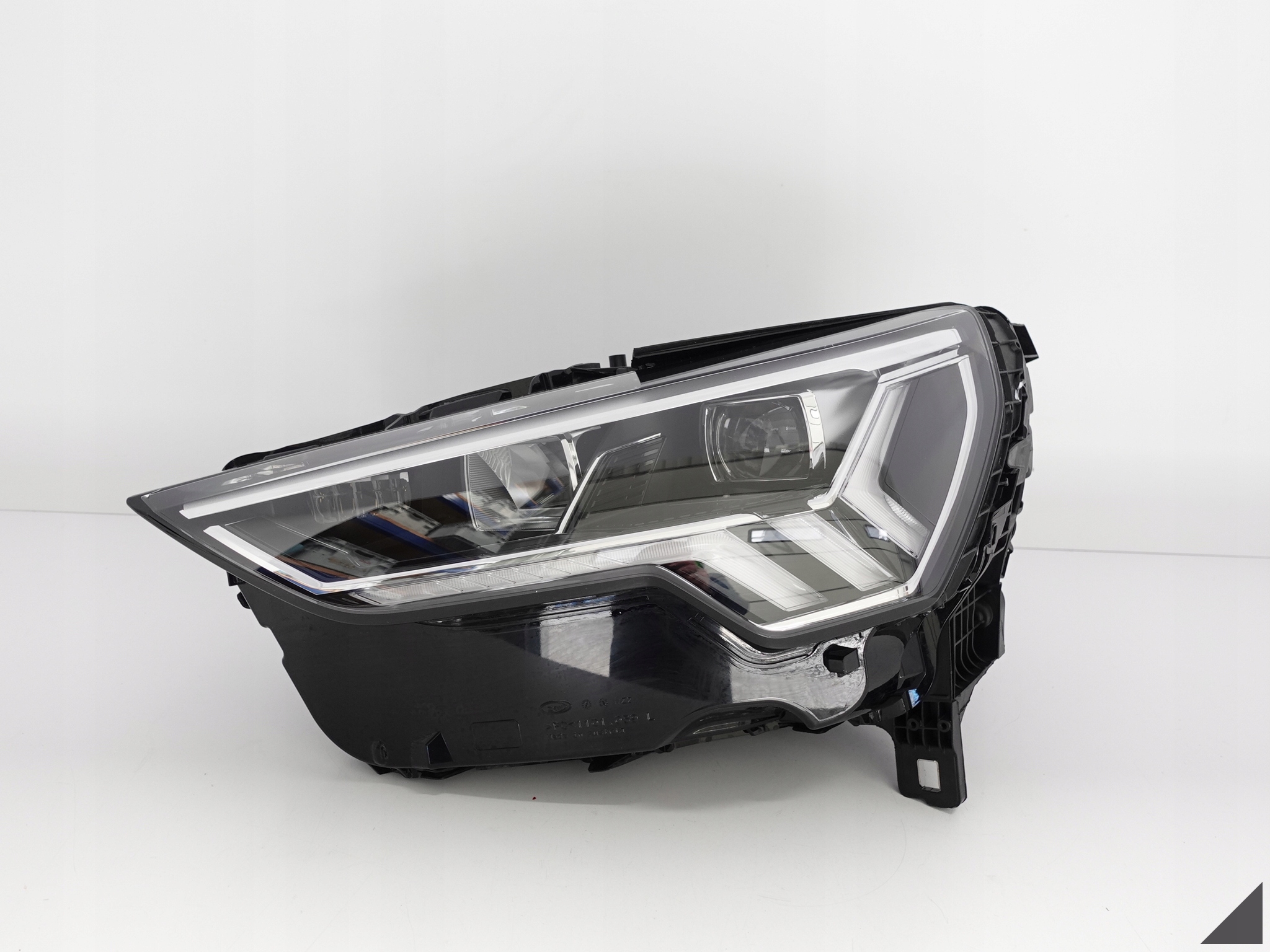 AUDI Q3 II 2 F3 83A 18- LAMPA FULL LED L B.ŁADNA AUDI Q3 II 2 F3 83A 18- LAMPA FULL LED L B.ŁADNA