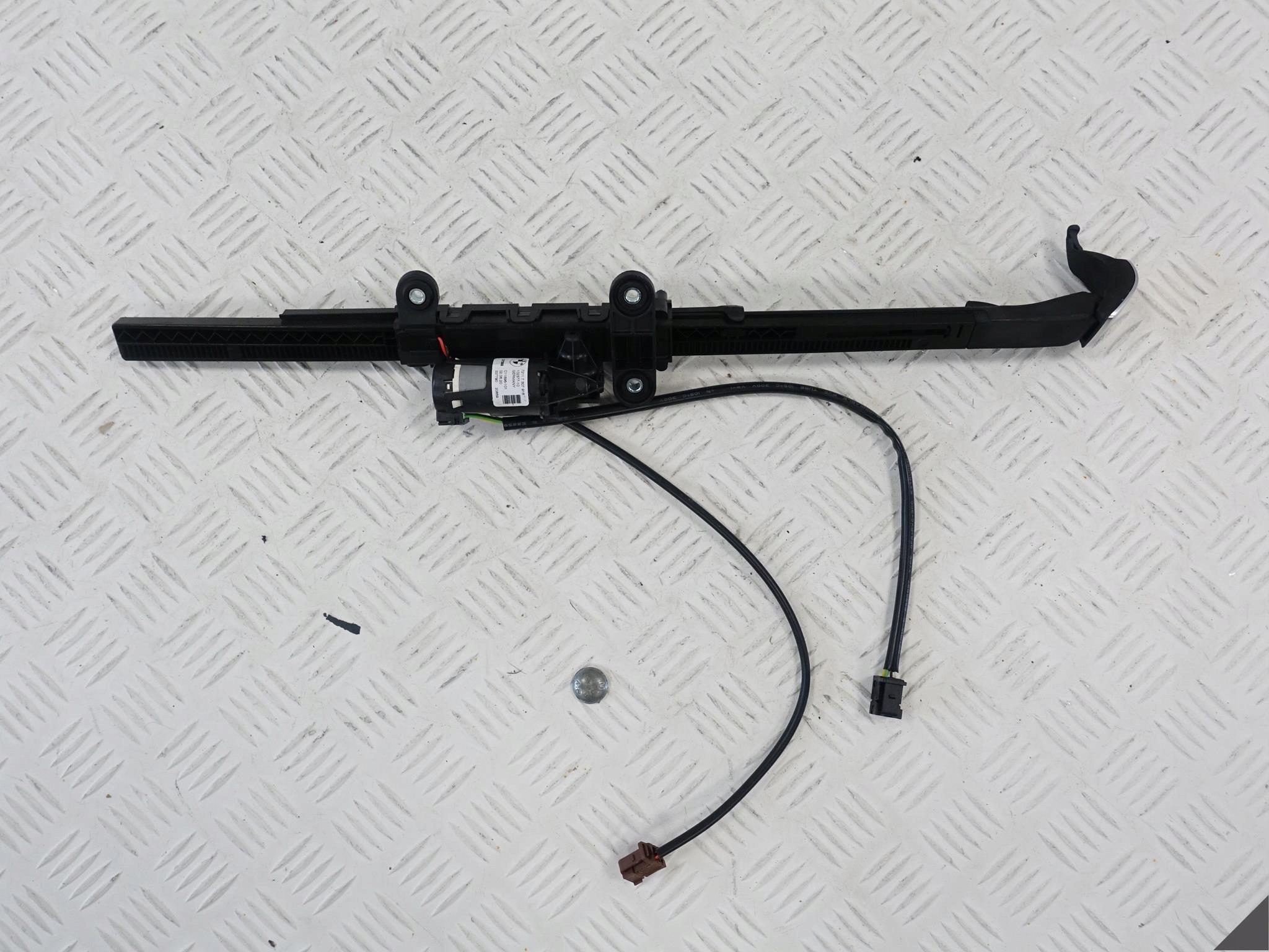 BMW M2 F87 M4 F82 4 F32 PODAJNIK PASA PRAWY PRZÓD BMW M2 F87 M4 F82 4 F32 PODAJNIK PASA PRAWY PRZÓD
