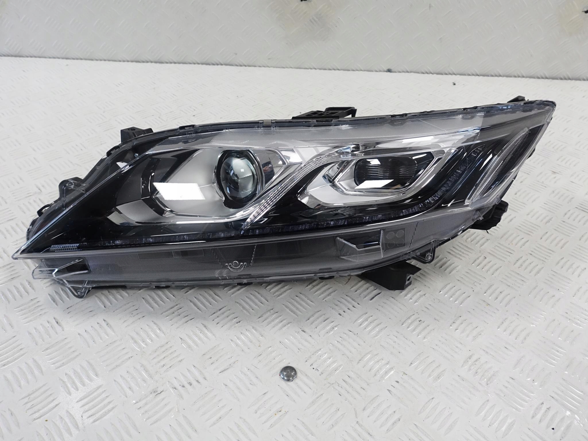 MITSUBISHI ECLIPSE CROSS 18- ZWYKŁA + LED LEWA EU LAMPA MITSUBISHI ECLIPSE CROSS 18- ZWYKŁA + LED LEWA EU LAMPA