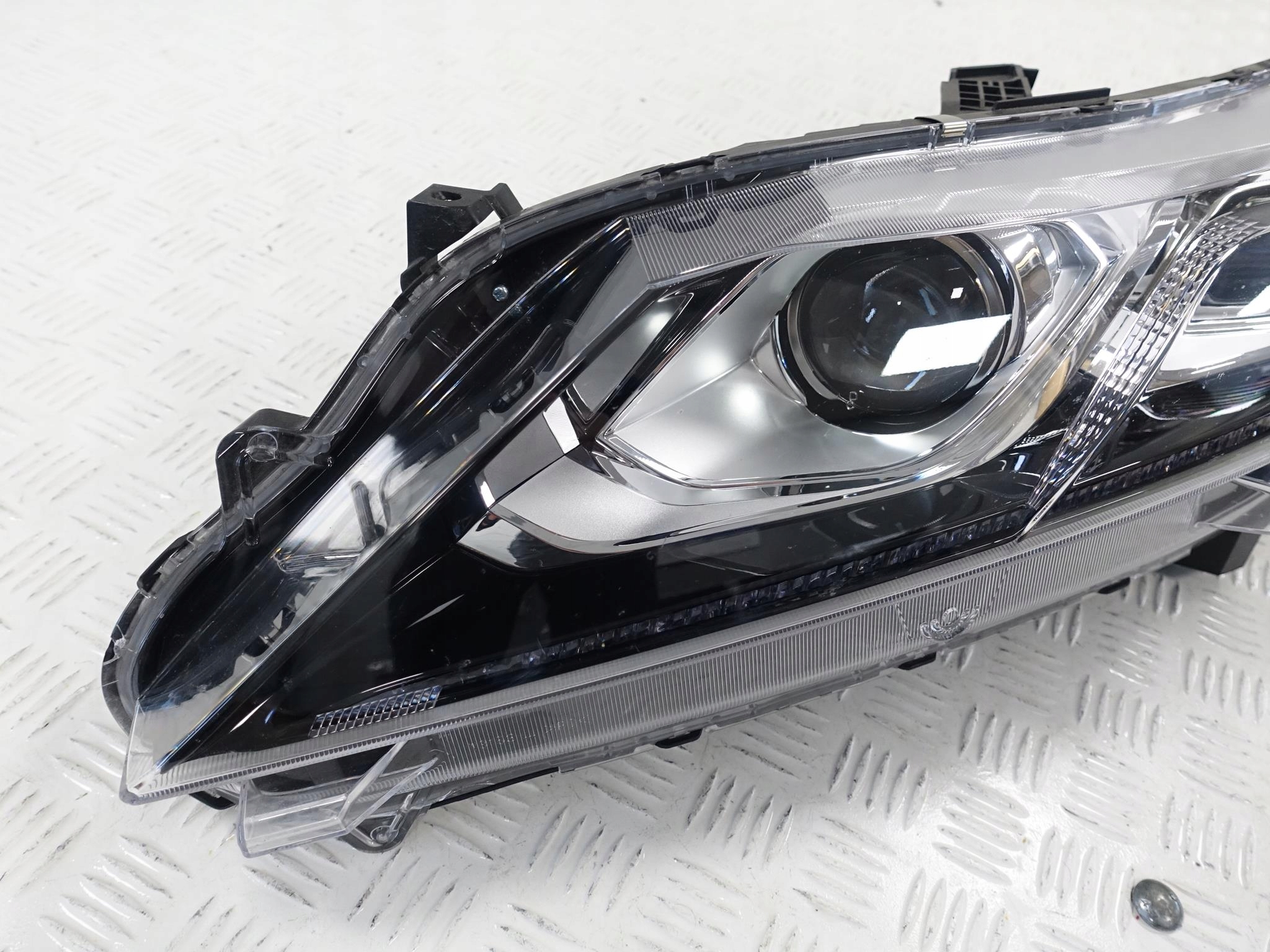 MITSUBISHI ECLIPSE CROSS 18- ZWYKŁA + LED LEWA EU LAMPA MITSUBISHI ECLIPSE CROSS 18- ZWYKŁA + LED LEWA EU LAMPA - obrazek 2