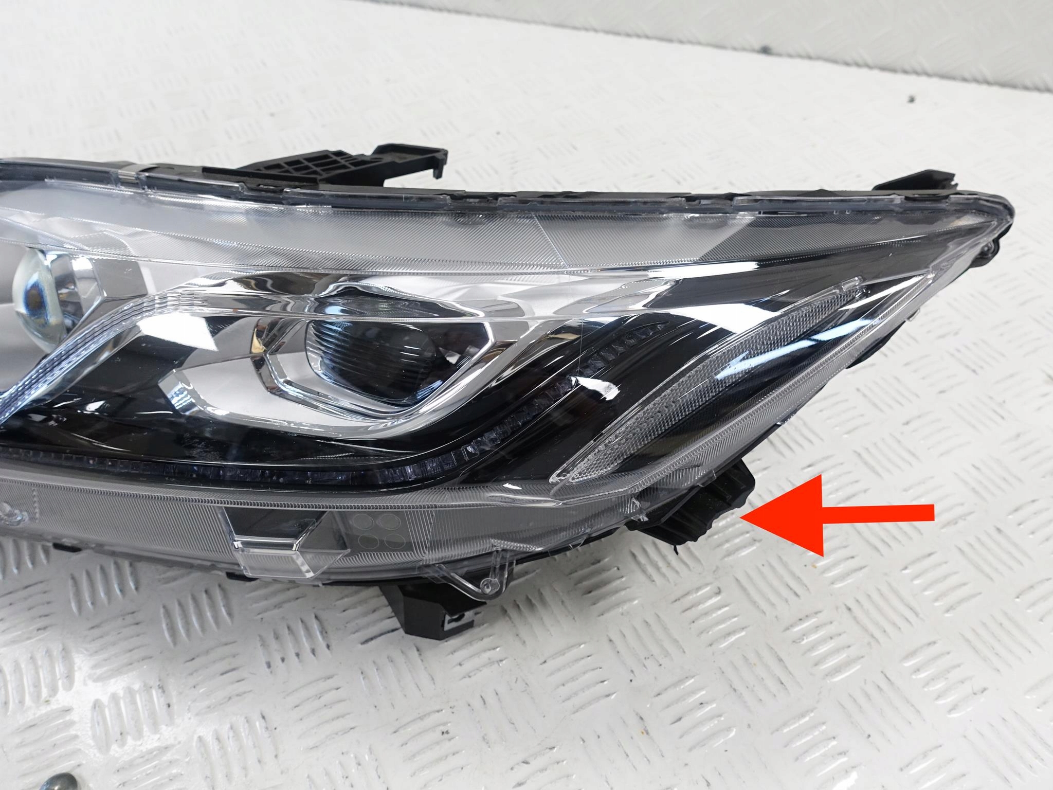 MITSUBISHI ECLIPSE CROSS 18- ZWYKŁA + LED LEWA EU LAMPA MITSUBISHI ECLIPSE CROSS 18- ZWYKŁA + LED LEWA EU LAMPA - obrazek 3