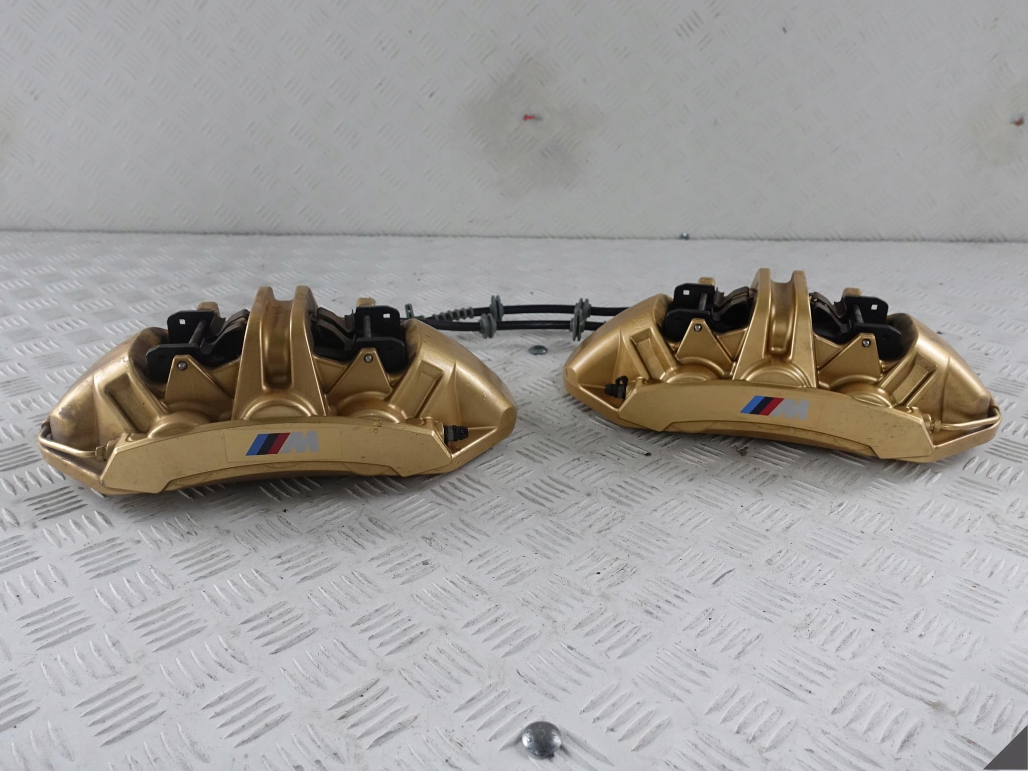 M5 F90 M8 F91 F92 GOLD ZACISK+KLOCKI PRZÓD L LUB P M5 F90 M8 F91 F92 GOLD ZACISK+KLOCKI PRZÓD L LUB P
