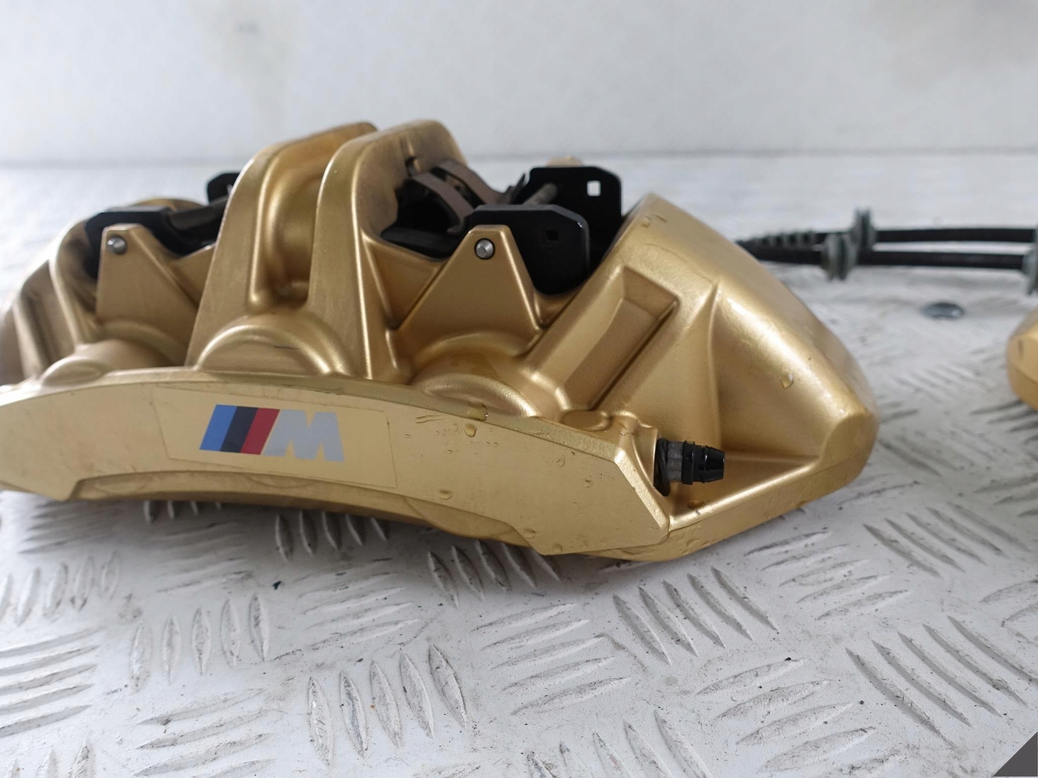 M5 F90 M8 F91 F92 GOLD ZACISK+KLOCKI PRZÓD L LUB P M5 F90 M8 F91 F92 GOLD ZACISK+KLOCKI PRZÓD L LUB P - obrazek 3