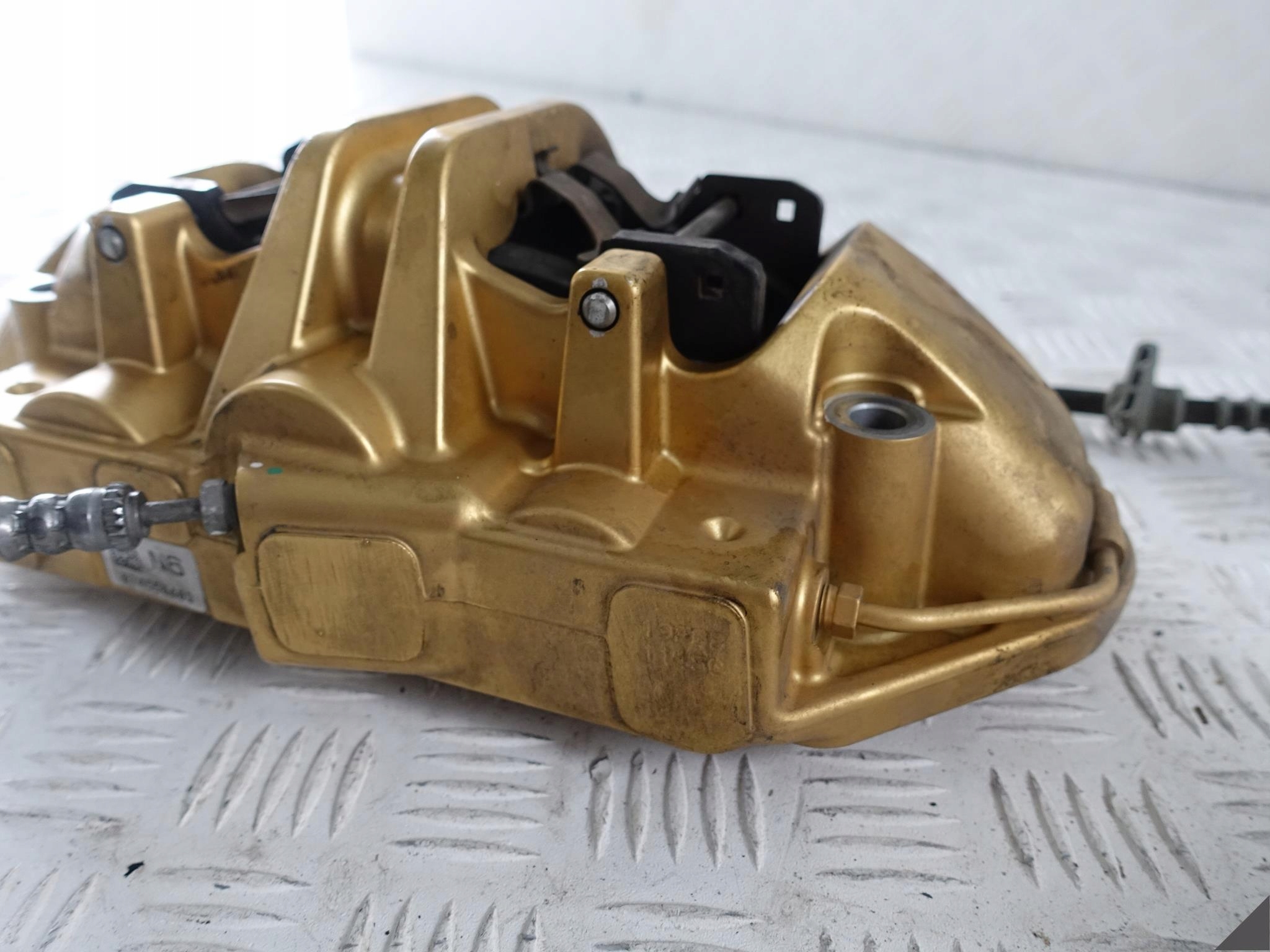 M5 F90 M8 F91 F92 GOLD ZACISK+KLOCKI PRZÓD L LUB P M5 F90 M8 F91 F92 GOLD ZACISK+KLOCKI PRZÓD L LUB P - obrazek 5
