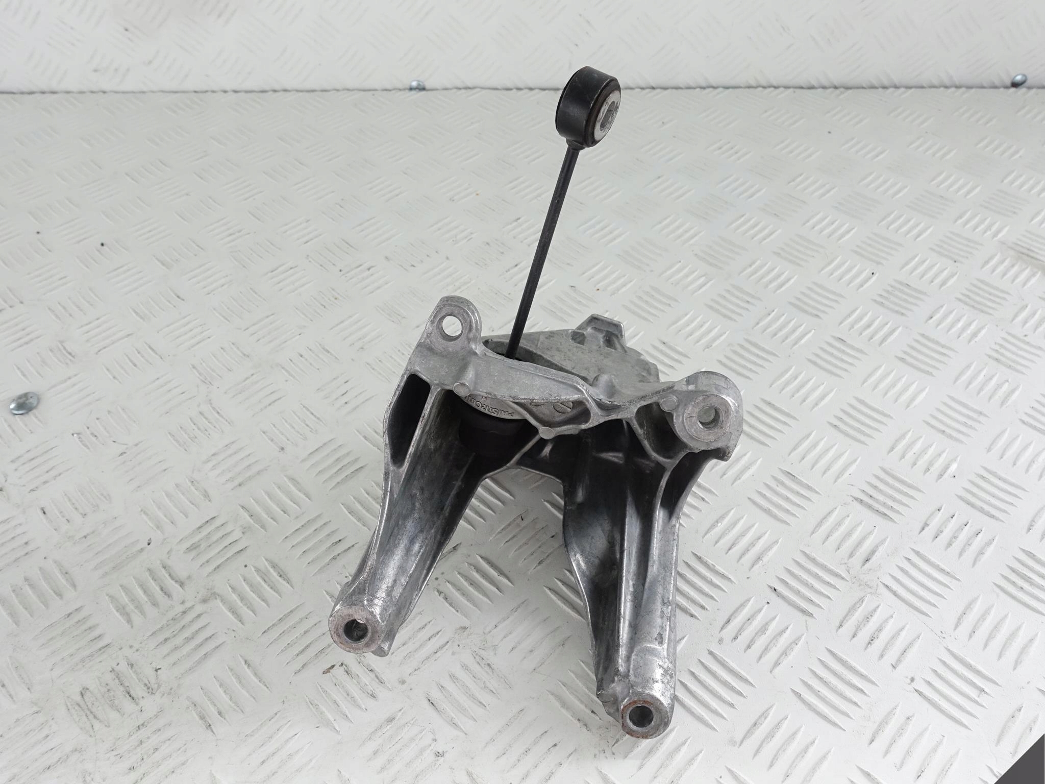 AUDI A4 A5 8W PODPORA ŁAPA SILNIKA MOCOWANIE AUDI A4 A5 8W PODPORA ŁAPA SILNIKA MOCOWANIE