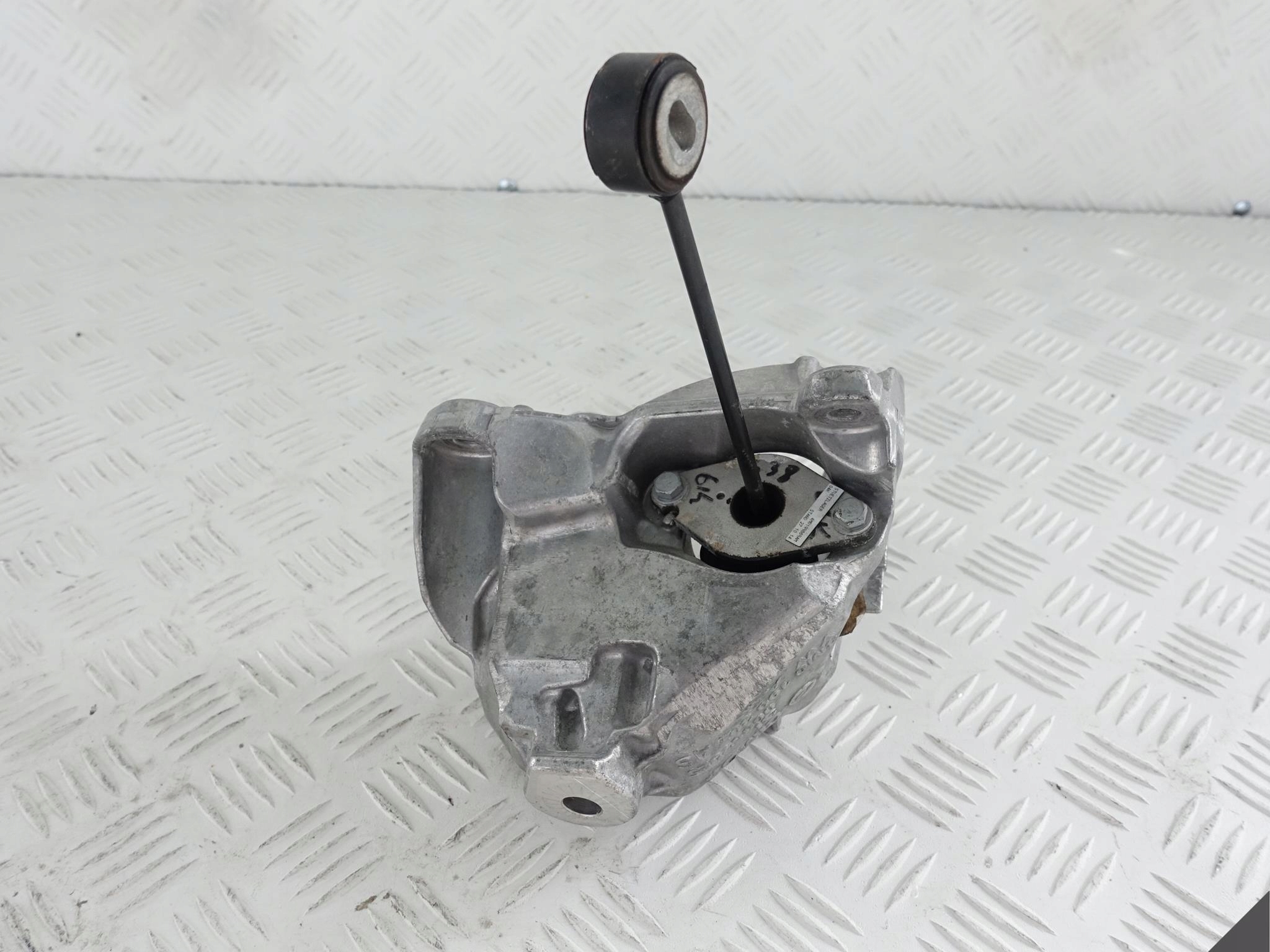 AUDI A4 A5 8W PODPORA ŁAPA SILNIKA MOCOWANIE AUDI A4 A5 8W PODPORA ŁAPA SILNIKA MOCOWANIE - obrazek 2