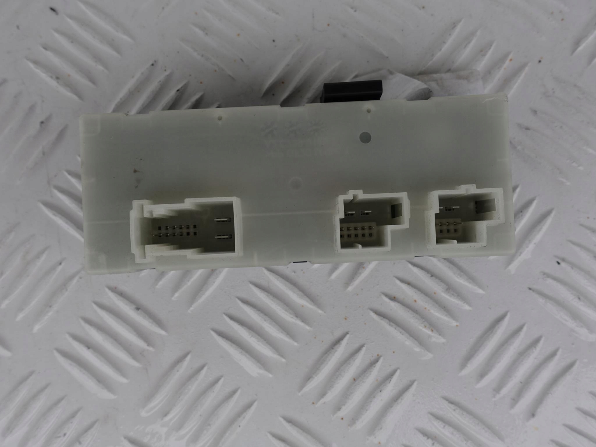 BMW X3 G01 MODUŁ ELEKTRYCZNEJ KLAPY TYŁ 9492031 BMW X3 G01 MODUŁ ELEKTRYCZNEJ KLAPY TYŁ 9492031 - obrazek 3