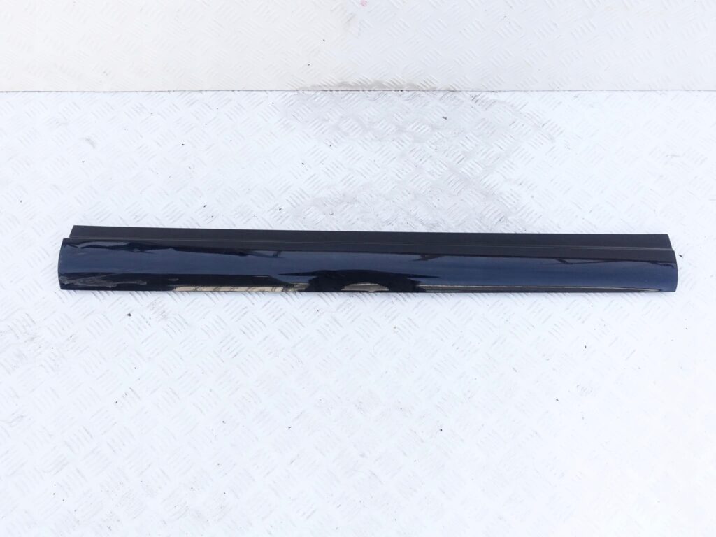 MASERATI LEVANTE LISTWA DRZWI PRZÓD 670035235