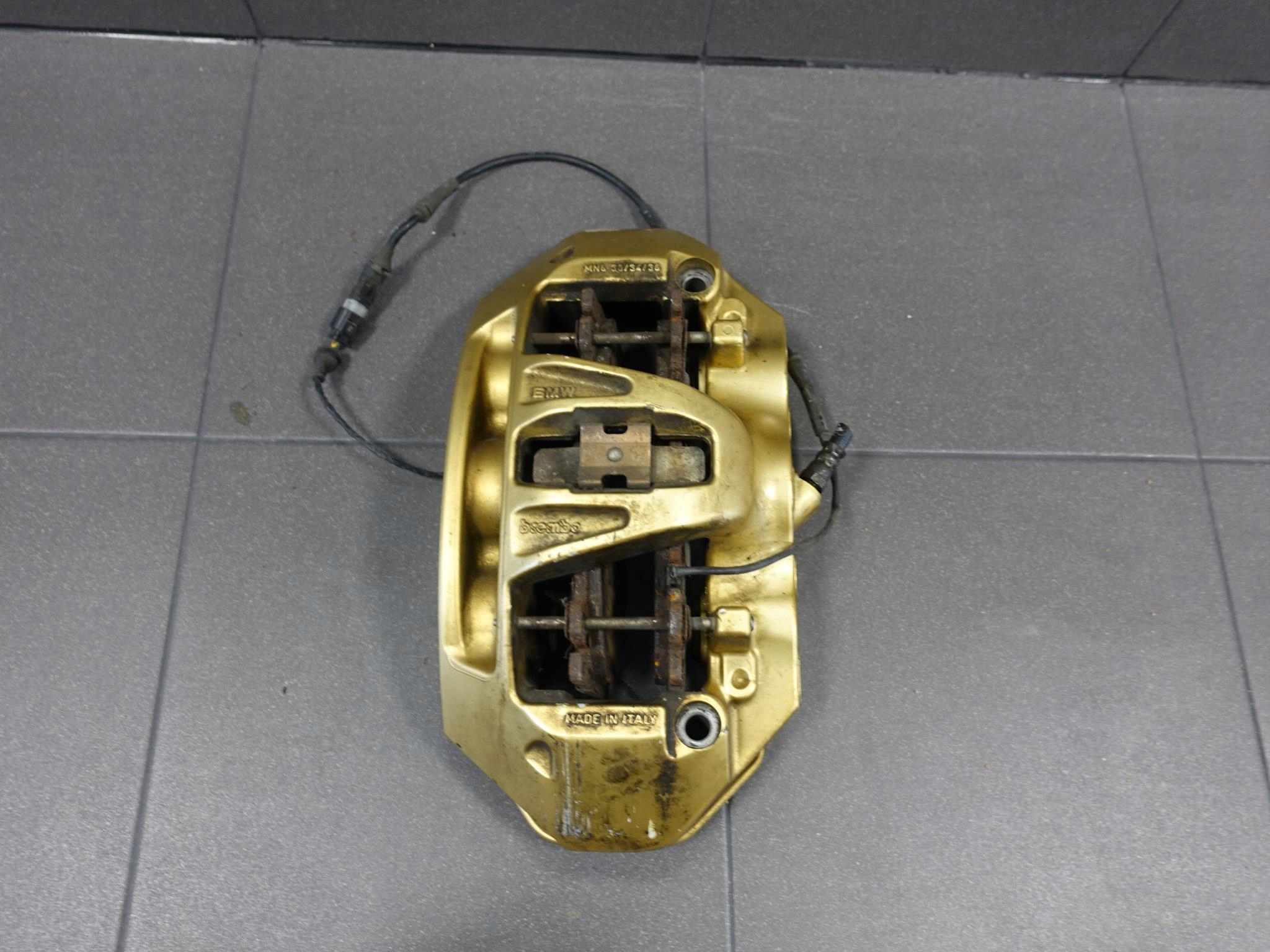 BMW M3 F80 M4 F82 F83 ZACISK GOLD ZŁOTY 20A881031A BMW M3 F80 M4 F82 F83 ZACISK GOLD ZŁOTY 20A881031A
