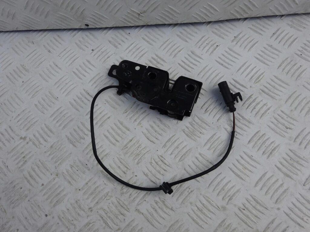 AUDI TT TTRS TTS 8J0 06-14 ZAMEK MASKI 8J0823509C AUDI TT TTRS TTS 8J0 06-14 ZAMEK MASKI 8J0823509C