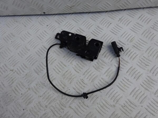 AUDI TT TTRS TTS 8J0 06-14 ZAMEK MASKI 8J0823509C AUDI TT TTRS TTS 8J0 06-14 ZAMEK MASKI 8J0823509C