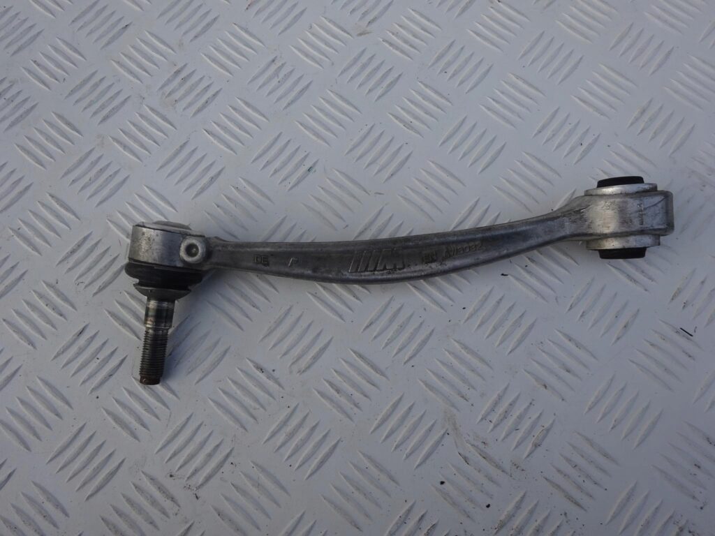 BMW M3 F80 M4 F82 F83 WAHACZ TYŁ 2284777 BMW M3 F80 M4 F82 F83 WAHACZ TYŁ 2284777