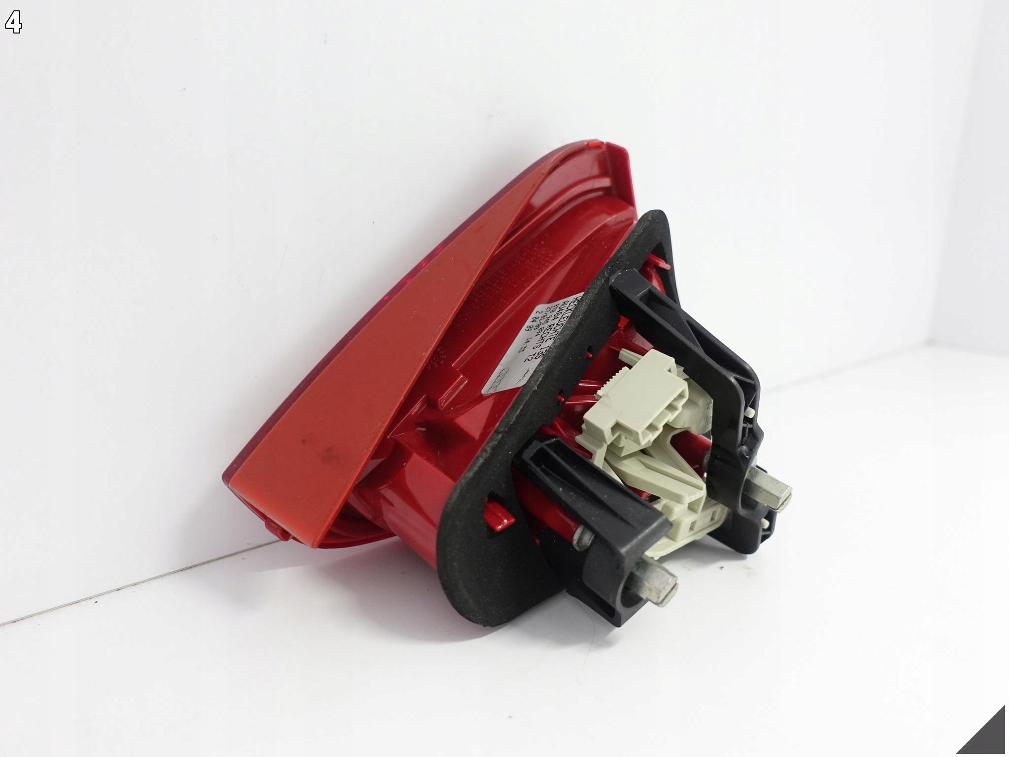 AUDI A5 S5 RS5 8T0 07-11 LAMPA W KLAPE BAGAŻNIKA PRAWA TYŁ ZWYKŁA 8T0945094 AUDI A5 S5 RS5 8T0 07-11 LAMPA W KLAPE BAGAŻNIKA PRAWA TYŁ ZWYKŁA 8T0945094 - obrazek 5