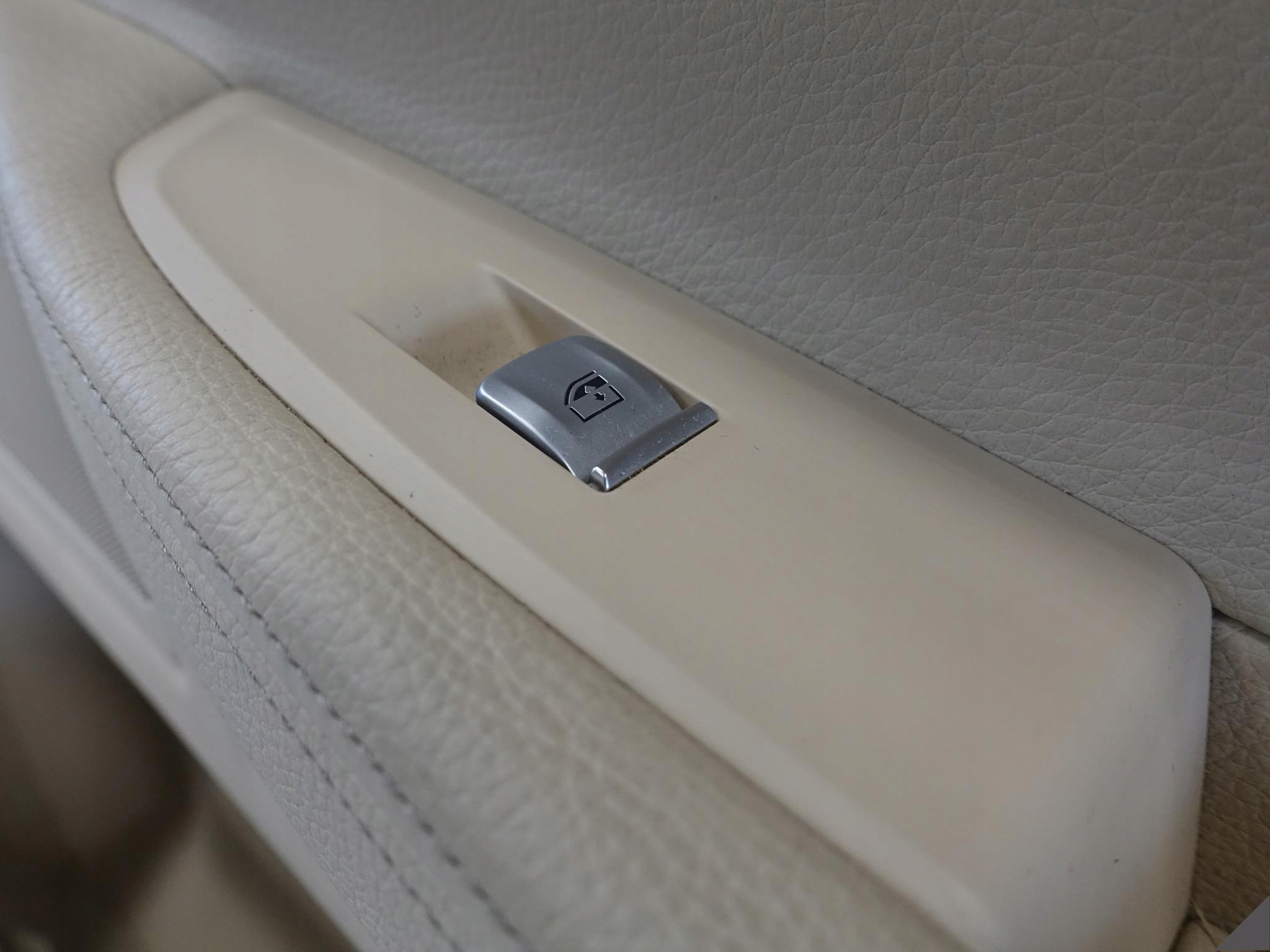 BMW 7 G11 G12 TAPICERKA PRAWA PRZÓD CANBERRABEIGE BMW 7 G11 G12 TAPICERKA PRAWA PRZÓD CANBERRABEIGE - obrazek 5