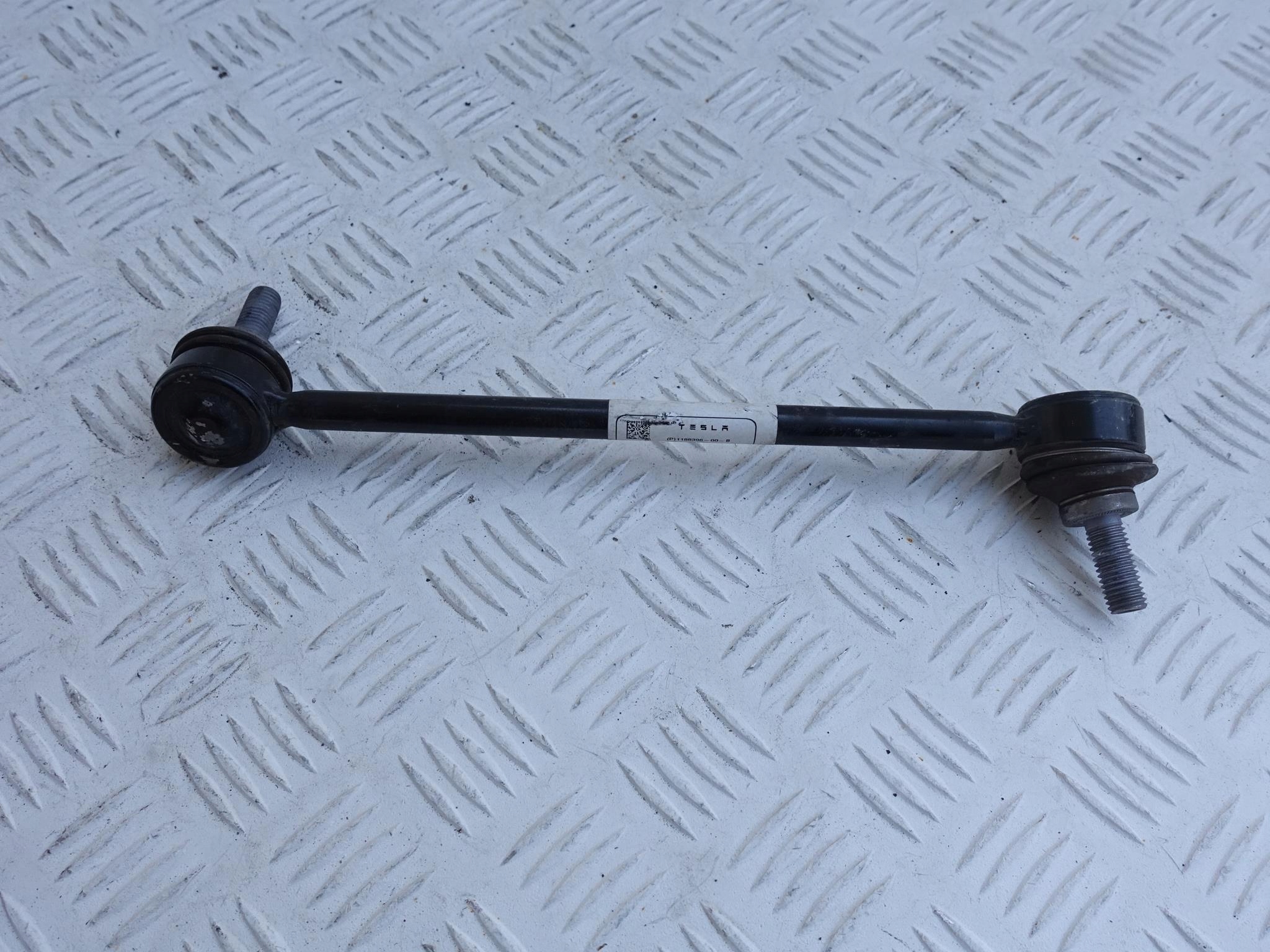 TESLA 3 ŁĄCZNIK STABILIZATORA PRAWY PRZÓD TESLA 3 ŁĄCZNIK STABILIZATORA PRAWY PRZÓD