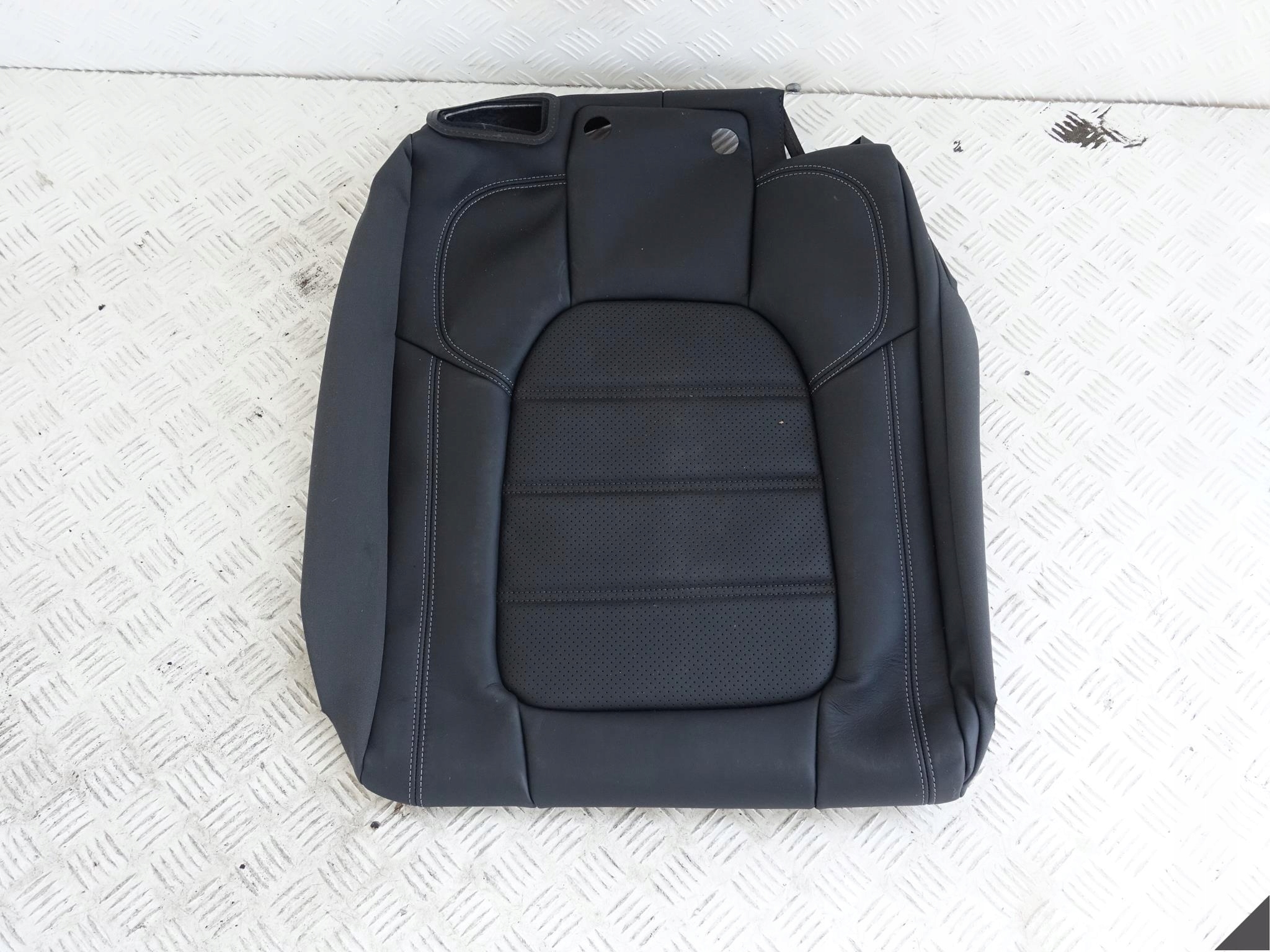 PORSCHE MACAN SKÓRA OPARCIE TAPICERKA TYŁ CZARNA PORSCHE MACAN SKÓRA OPARCIE TAPICERKA TYŁ CZARNA