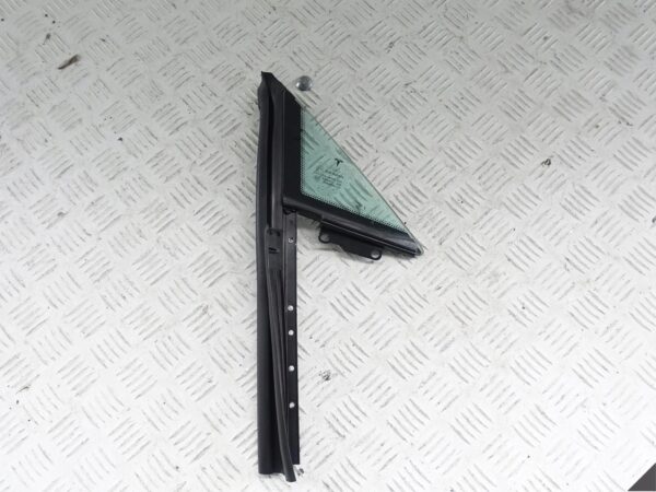 TESLA S TRÓJKĄT BOCZNA SZYBA PRAWA PRZÓD TESLA S TRÓJKĄT BOCZNA SZYBA PRAWA PRZÓD