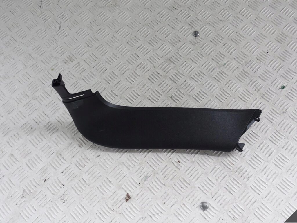 PORSCHE CAYENNE 7P5 OSŁONA KLAPY BAGAŻNIKA PRAWA PORSCHE CAYENNE 7P5 OSŁONA KLAPY BAGAŻNIKA PRAWA