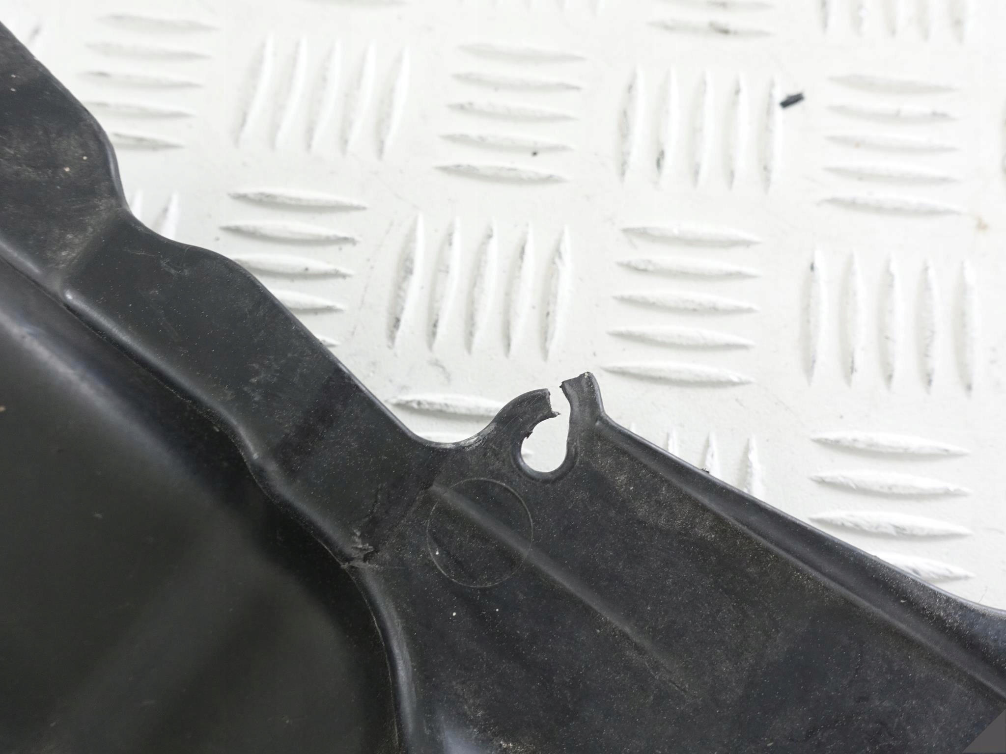 BMW M5 F10 M6 F06 F12 F13 OSŁONA PRZEKŁADNI PRAWA BMW M5 F10 M6 F06 F12 F13 OSŁONA PRZEKŁADNI PRAWA - obrazek 3