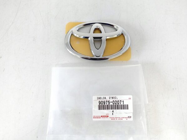 TOYOTA CAMRY XV70 HIGHLANDER XU70 ZNACZEK EMBLEMAT KLAPA TYŁ CHROM NOWY ORG