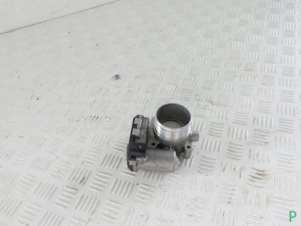 AUDI A4 A5 8W PRZEPUSTNICA POWIETRZA