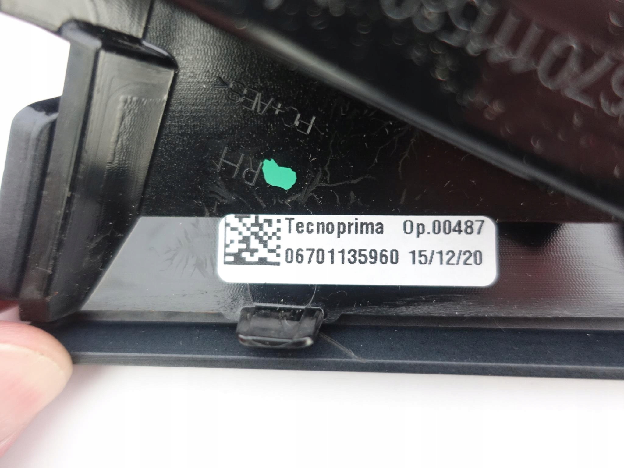 MASERATI LEVANTE LISTWA OSŁONA SPOILER PRAWA TYŁ MASERATI LEVANTE LISTWA OSŁONA SPOILER PRAWA TYŁ - obrazek 5