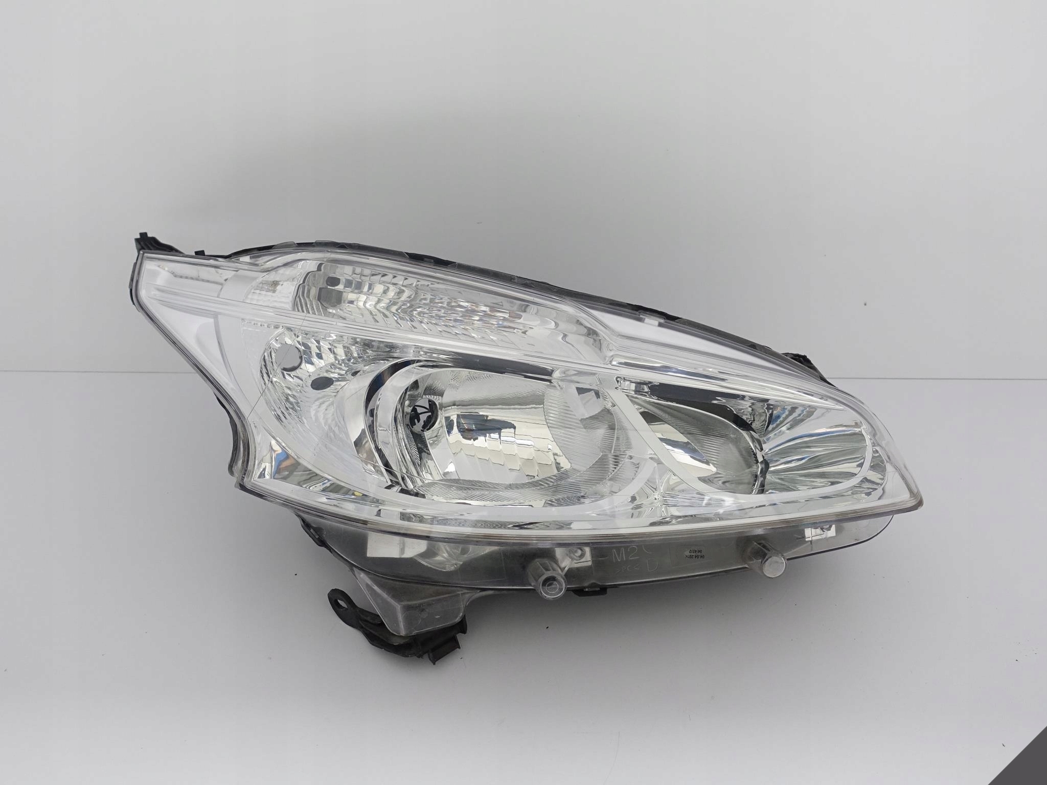 PEUGEOT 208 12-15 LAMPA ZWYKŁA H7 PRAWA EUROPA PEUGEOT 208 12-15 LAMPA ZWYKŁA H7 PRAWA EUROPA
