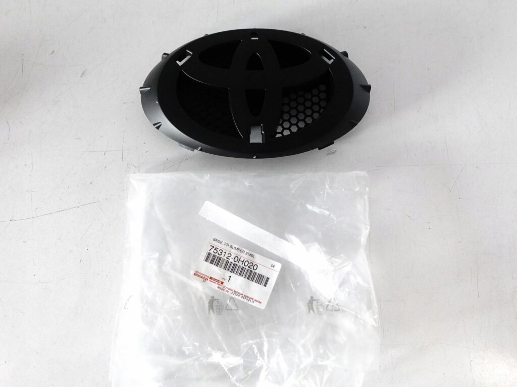 TOYOTA AYGO II 2 14- ŚLIZG PODKŁADKA POD ZNACZEK EMBLEMAT PRZÓD NOWY ORG TOYOTA AYGO II 2 14- ŚLIZG PODKŁADKA POD ZNACZEK EMBLEMAT PRZÓD NOWY ORG