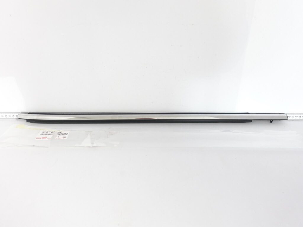 TOYOTA CAMRY VIII 8 LIFT 18- LISTWA ZGARNIAJĄCA SZYBY CHROM PRAWA TYŁ