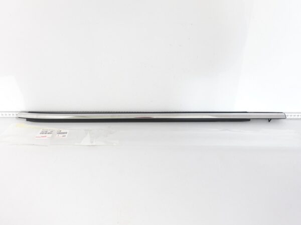 TOYOTA CAMRY VIII 8 LIFT 18- LISTWA ZGARNIAJĄCA SZYBY CHROM PRAWA TYŁ TOYOTA CAMRY VIII 8 LIFT 18- LISTWA ZGARNIAJĄCA SZYBY CHROM PRAWA TYŁ
