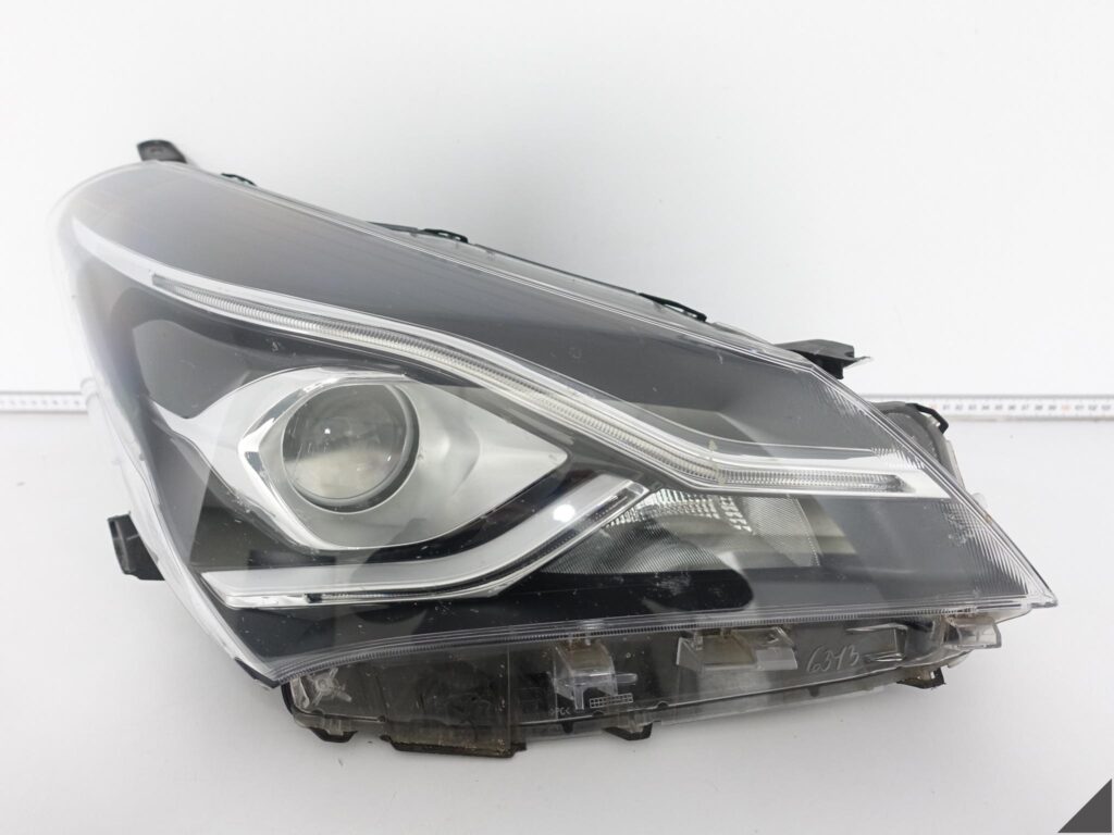 TOYOTA YARIS III 3 LIFT 17-19 LAMPA HALOGEN ZWYKŁA + LED PRAWA PRZÓD EUROPA