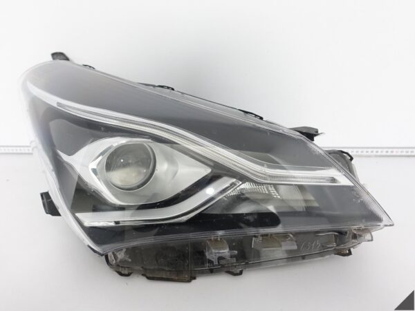 TOYOTA YARIS III 3 LIFT 17-19 LAMPA HALOGEN ZWYKŁA + LED PRAWA PRZÓD EUROPA TOYOTA YARIS III 3 LIFT 17-19 LAMPA HALOGEN ZWYKŁA + LED PRAWA PRZÓD EUROPA