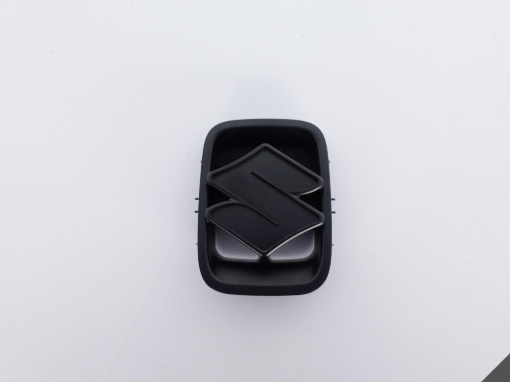SUZUKI JIMNY III 98-17 ZNACZEK EMBLEMAT LOGO GRILL
