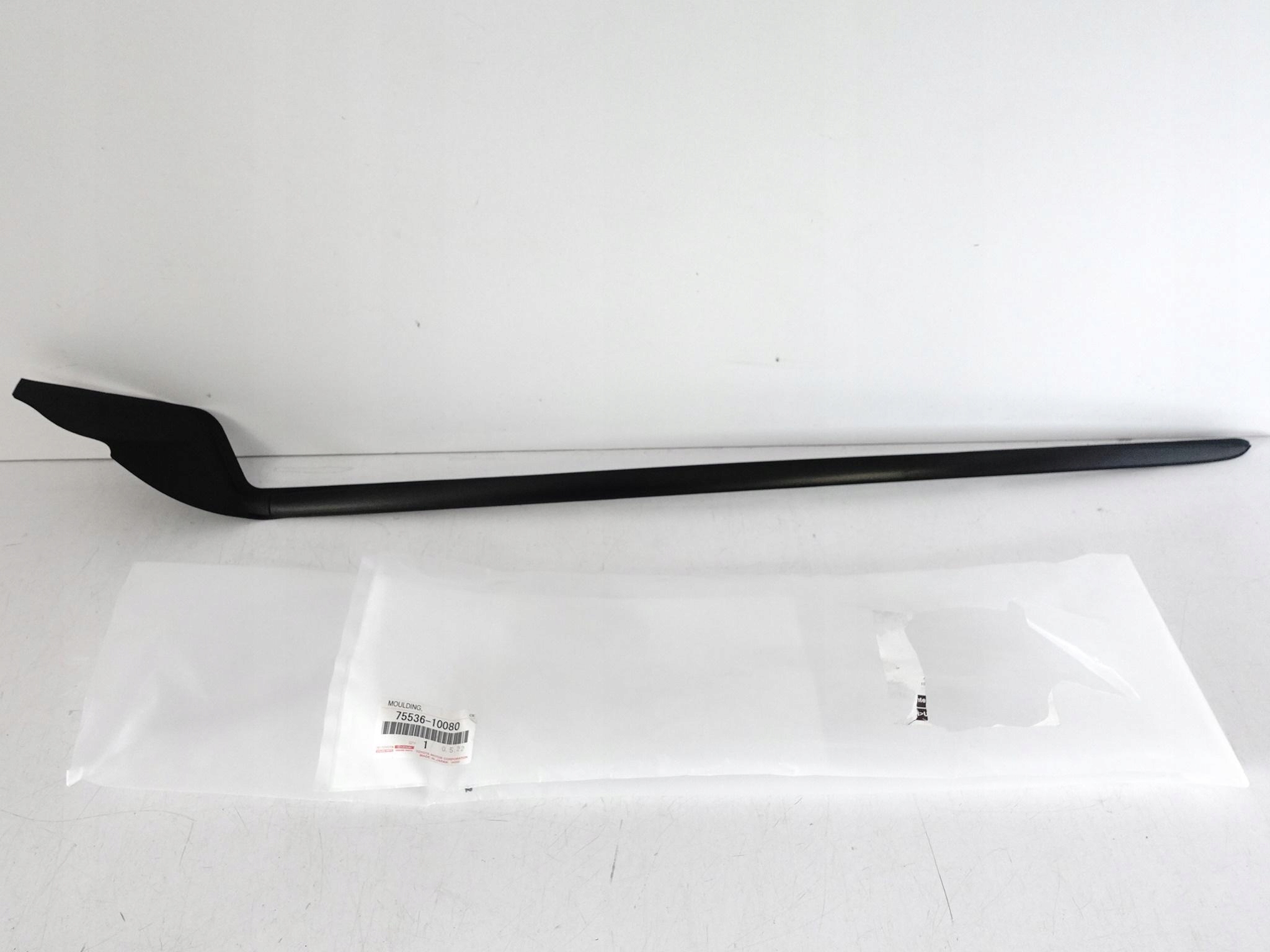 TOYOTA C-HR CHR LIFT 16-23 LISTWA USZCZELKA SZYBY PRZEDNIEJ LEWA TOYOTA C-HR CHR LIFT 16-23 LISTWA USZCZELKA SZYBY PRZEDNIEJ LEWA