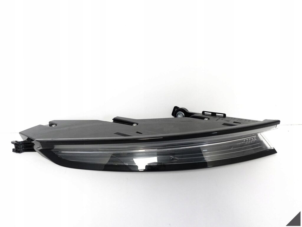 PORSCHE TAYCAN 9J1 19- LAMPA LED LEWA BIAŁA DYMIONA PRZEZROCZYSTA TYŁ EU PORSCHE TAYCAN 9J1 19- LAMPA LED LEWA BIAŁA DYMIONA PRZEZROCZYSTA TYŁ EU