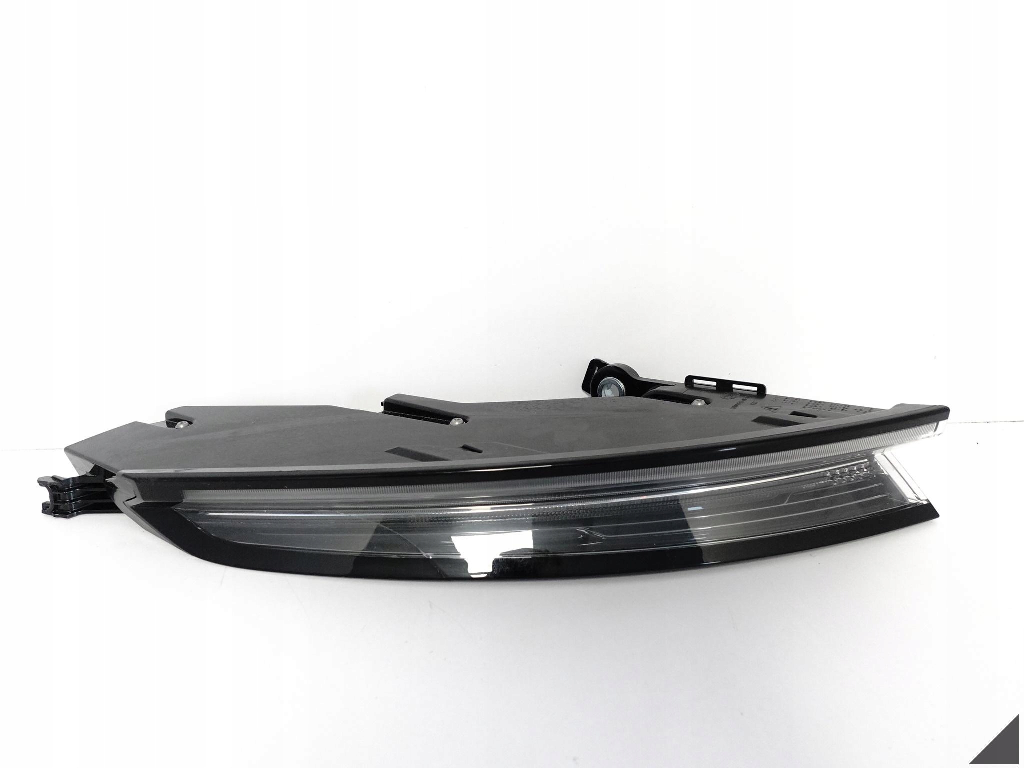 PORSCHE TAYCAN 9J1 19- LAMPA LED LEWA BIAŁA DYMIONA PRZEZROCZYSTA TYŁ EU PORSCHE TAYCAN 9J1 19- LAMPA LED LEWA BIAŁA DYMIONA PRZEZROCZYSTA TYŁ EU