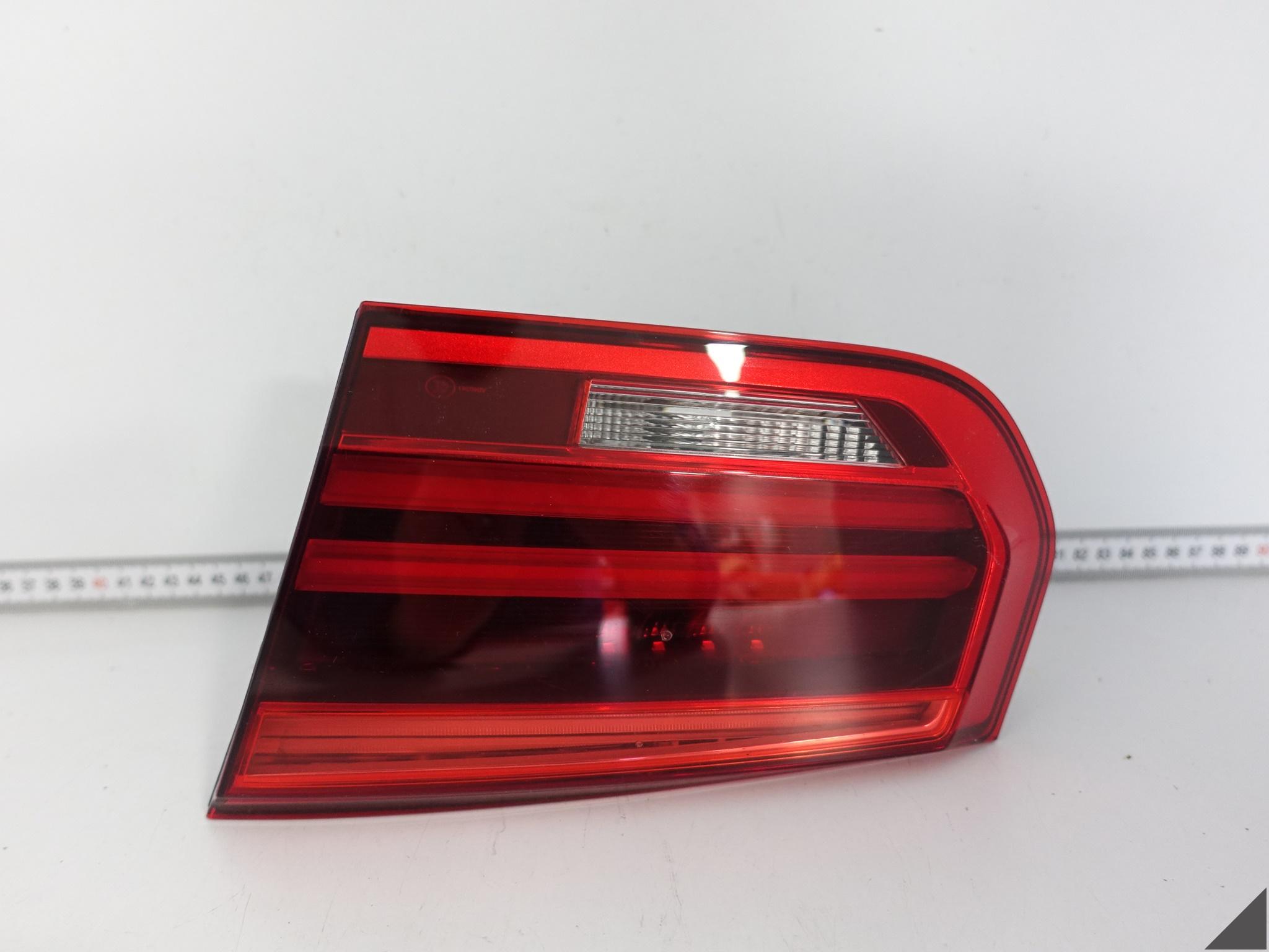 BMW 3 F30 F31 M3 F80 LCI LIFT 15-18 LAMPA LED NA POKRYWIE BAGAŻNIKA PRAWA BMW 3 F30 F31 M3 F80 LCI LIFT 15-18 LAMPA LED NA POKRYWIE BAGAŻNIKA PRAWA