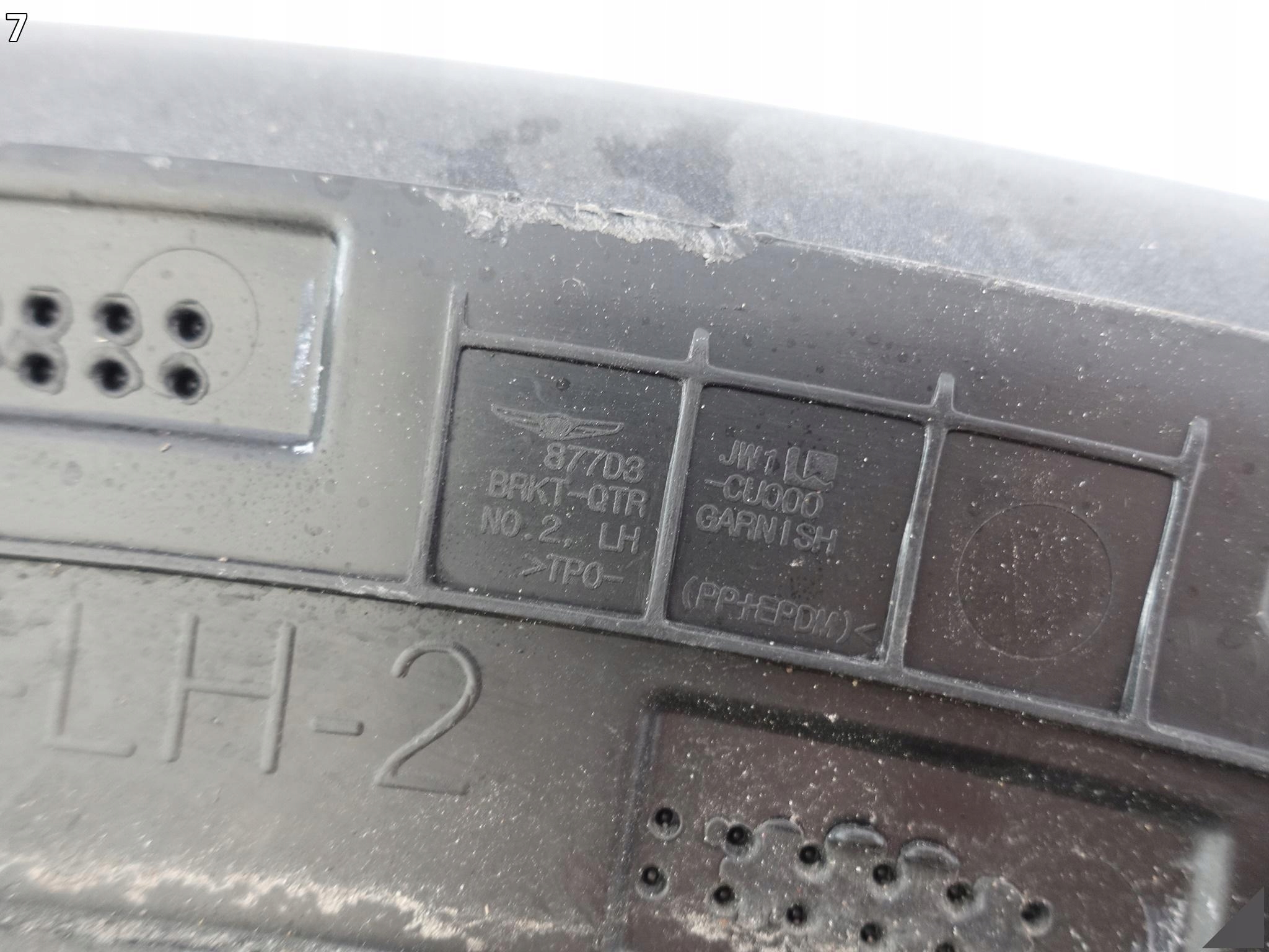 GENESIS GV60 21- LISTWA NA BŁOTNIK OSŁONA LEWA TYŁ 877D3-CU000 GENESIS GV60 21- LISTWA NA BŁOTNIK OSŁONA LEWA TYŁ 877D3-CU000 - obrazek 8
