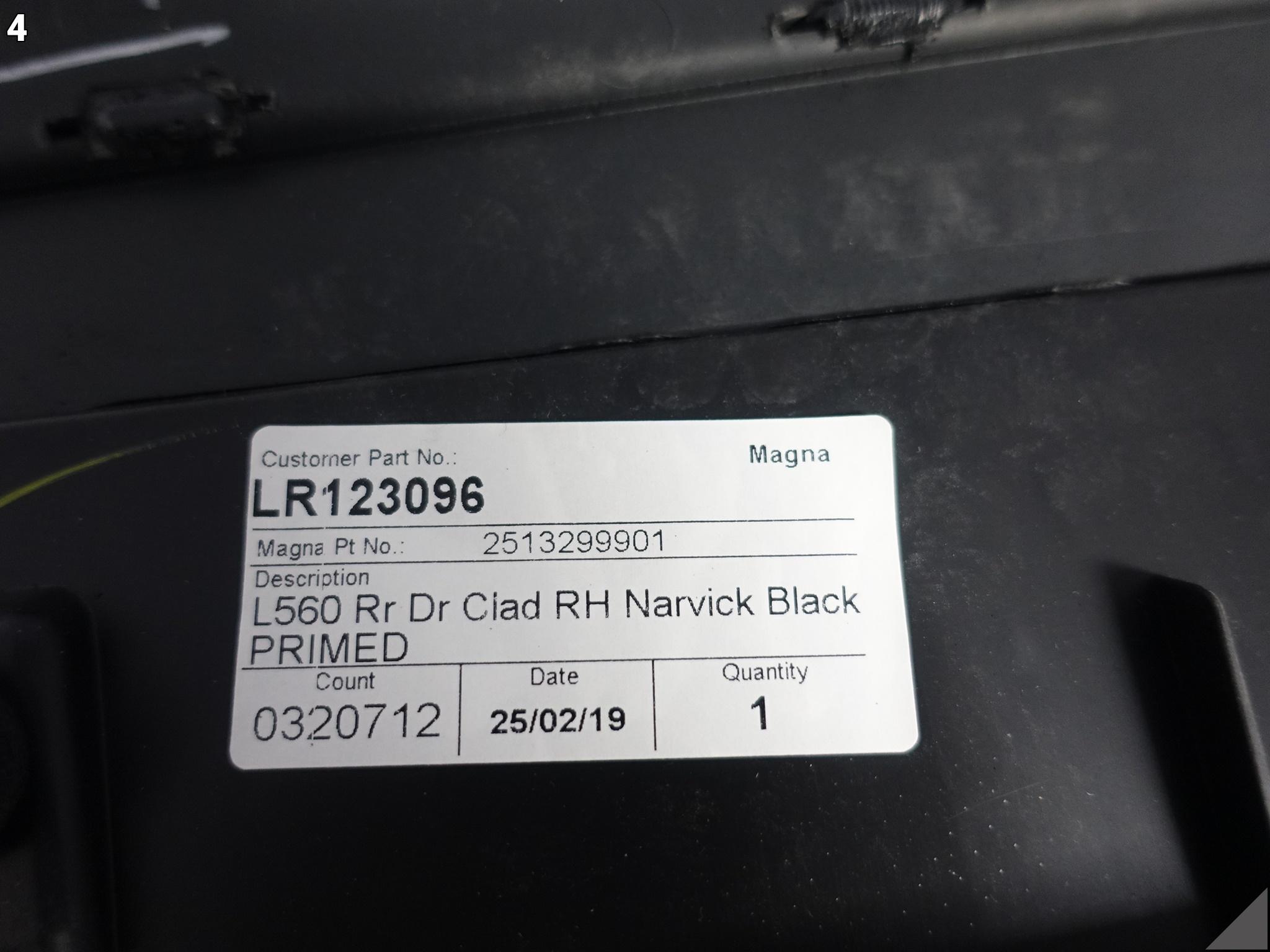 RANGE ROVER VELAR L560 17- LISTWA NAKŁADKA NA DRZWI PRAWA TYŁ NARVICK BLACK RANGE ROVER VELAR L560 17- LISTWA NAKŁADKA NA DRZWI PRAWA TYŁ NARVICK BLACK - obrazek 5