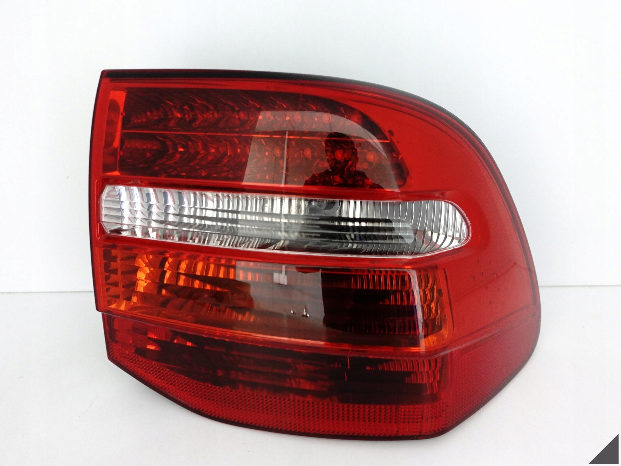 PORSCHE CAYENNE 7L5 957 LIFT 07-10 LAMPA LED W BŁOTNIK PRAWA TYŁ EUROPA PORSCHE CAYENNE 7L5 957 LIFT 07-10 LAMPA LED W BŁOTNIK PRAWA TYŁ EUROPA