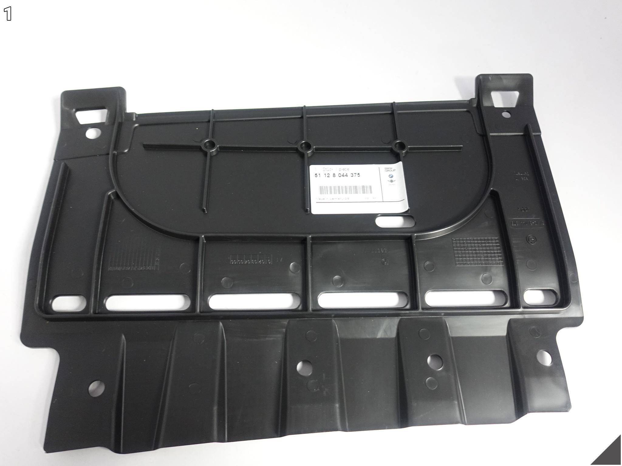 BMW 3 E92 E93 M-PAKIET LCI LIFT 06-13 ŚRODKOWA ZAŚLEPKA OSŁONA ZDERZAK TYŁ BMW 3 E92 E93 M-PAKIET LCI LIFT 06-13 ŚRODKOWA ZAŚLEPKA OSŁONA ZDERZAK TYŁ - obrazek 2
