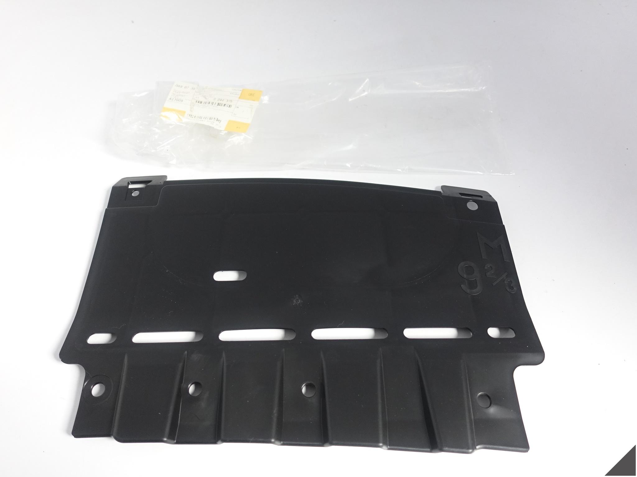 BMW 3 E92 E93 M-PAKIET LCI LIFT 06-13 ŚRODKOWA ZAŚLEPKA OSŁONA ZDERZAK TYŁ BMW 3 E92 E93 M-PAKIET LCI LIFT 06-13 ŚRODKOWA ZAŚLEPKA OSŁONA ZDERZAK TYŁ
