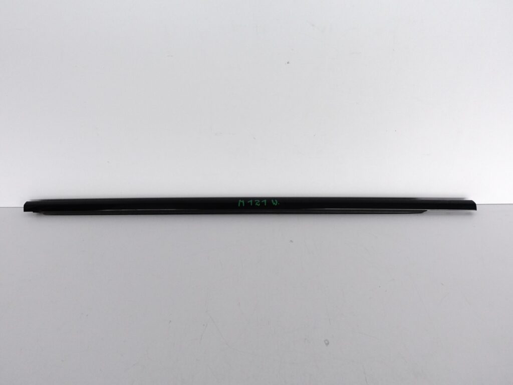 RANGE ROVER VELAR L560 17- LISTWA ZGARNIAJĄCA DRZWI PRAWA PRZÓD CZARNA RANGE ROVER VELAR L560 17- LISTWA ZGARNIAJĄCA DRZWI PRAWA PRZÓD CZARNA