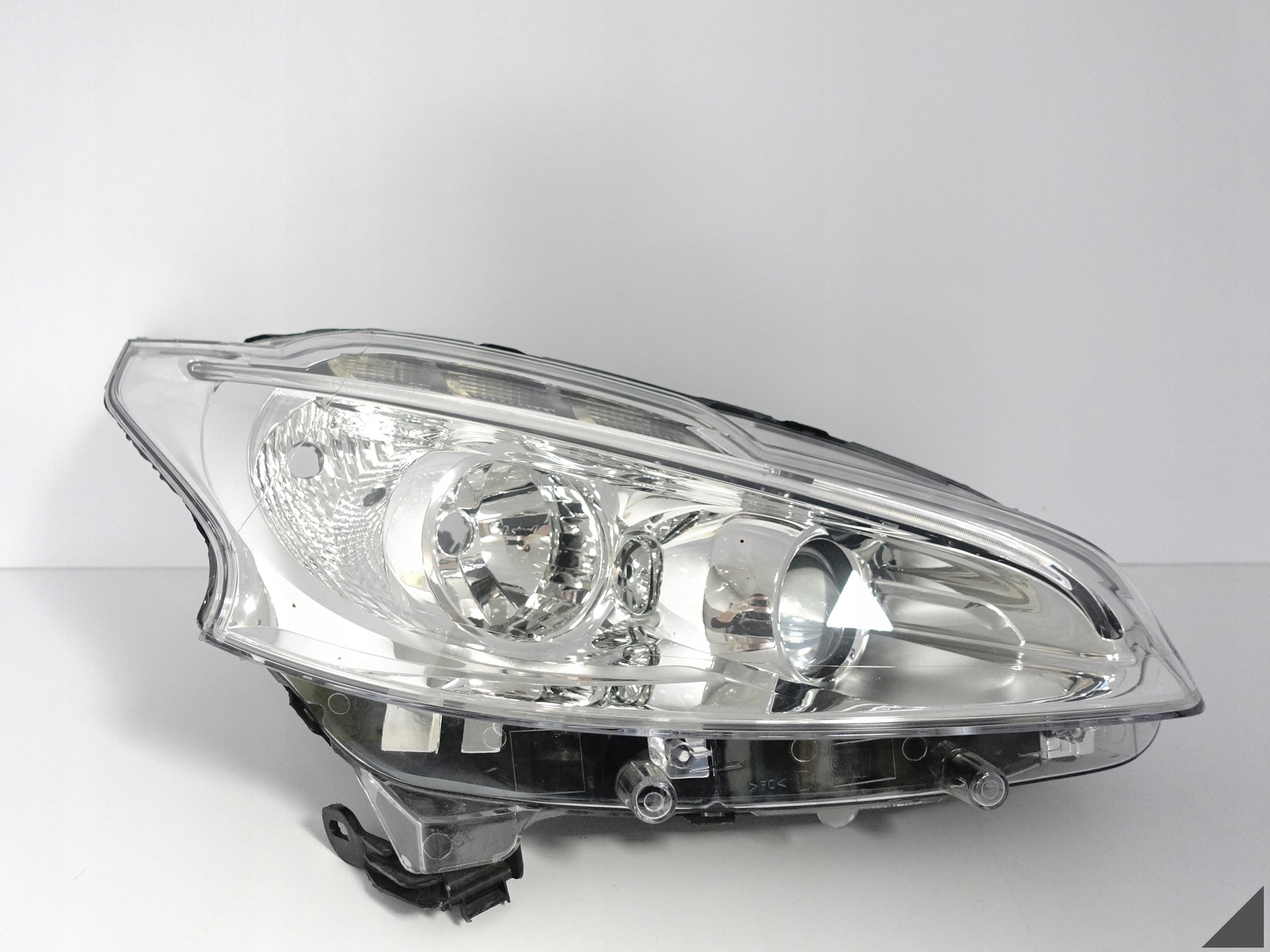 PEUGEOT 208 I 12-15 LAMPA ZWYKŁA+LED HALOGEN PRAWA PRZÓD EUROPA B.ŁADNA PEUGEOT 208 I 12-15 LAMPA ZWYKŁA+LED HALOGEN PRAWA PRZÓD EUROPA B.ŁADNA