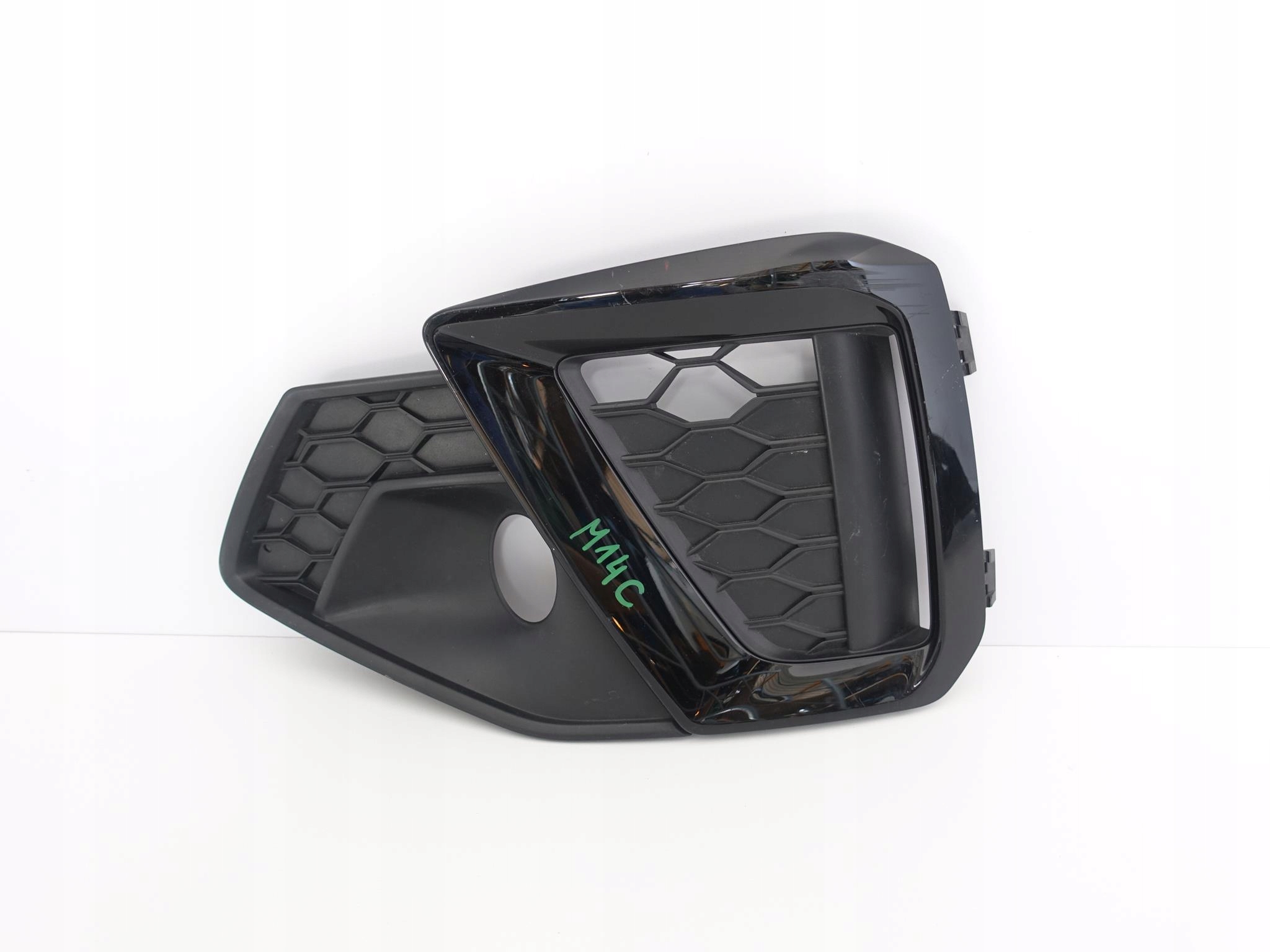 AUDI A4 8W0 B9 S-LINE LIFT 19- KRATKA LEWA ZDERZAK AUDI A4 8W0 B9 S-LINE LIFT 19- KRATKA LEWA ZDERZAK