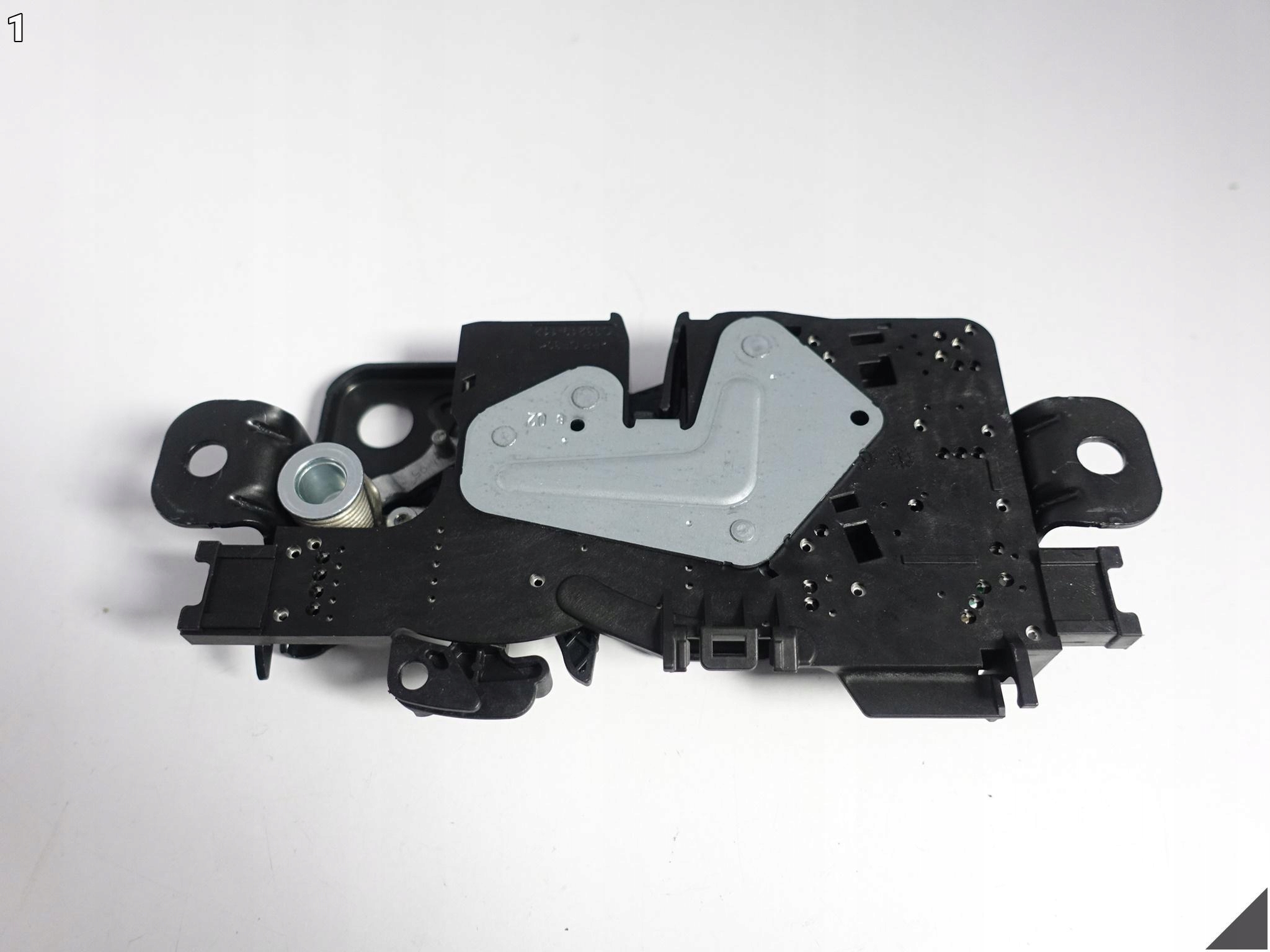 BMW F40 F48 LCI LIFT G01 F97 G02 F98 G05 F95 G07 ZAMEK KLAPY BAGAŻNIKA TYŁ BMW F40 F48 LCI LIFT G01 F97 G02 F98 G05 F95 G07 ZAMEK KLAPY BAGAŻNIKA TYŁ - obrazek 2