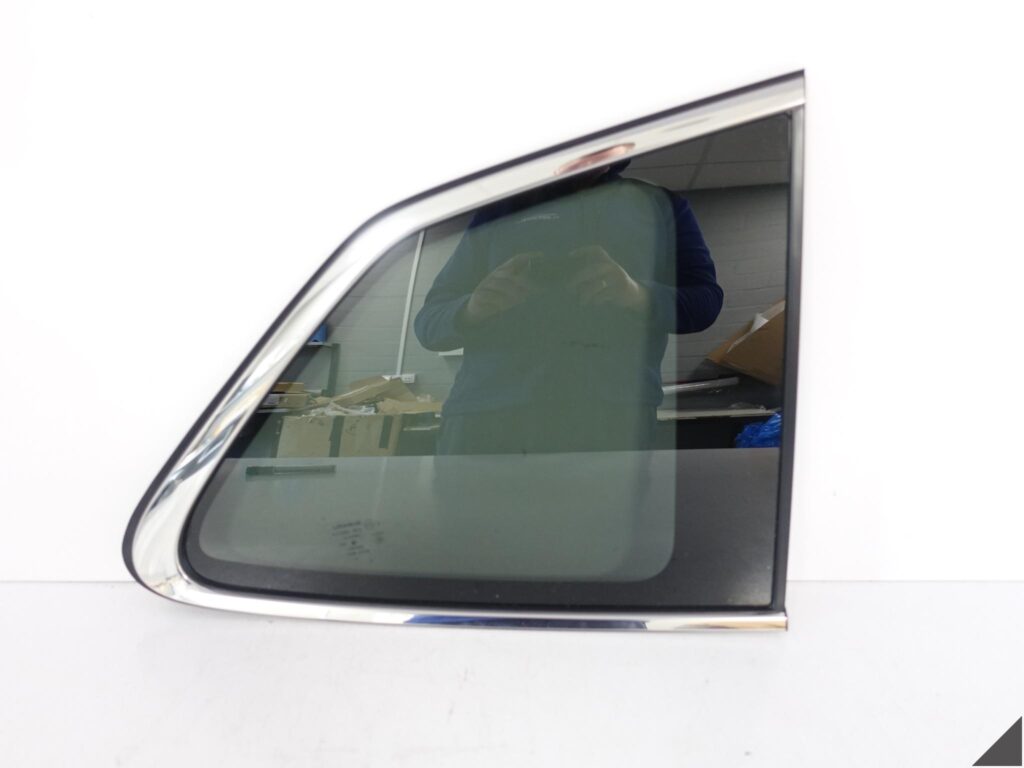 SUBARU FORESTER V SK 18-24  SZYBA KAROSERYJNA PRZYCIEMNIONA PRAWA TYŁ CHROM