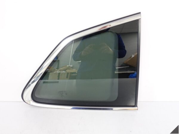 SUBARU FORESTER V SK 18-24  SZYBA KAROSERYJNA PRZYCIEMNIONA PRAWA TYŁ CHROM
