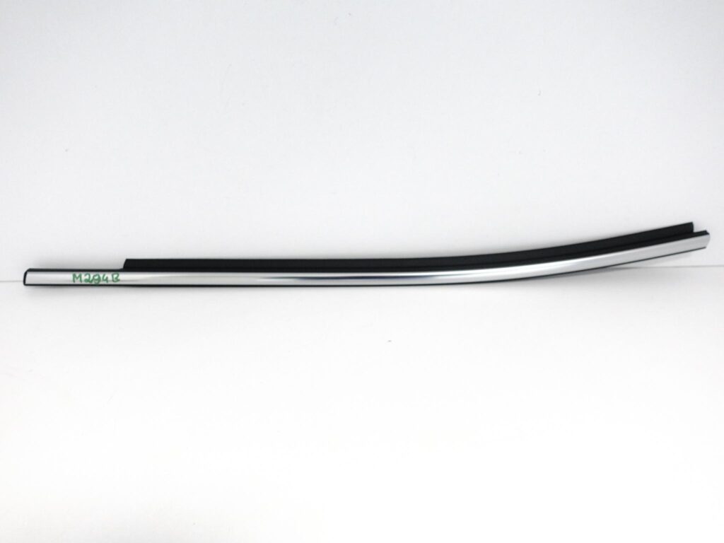 TOYOTA YARIS IV 4 19- LISTWA ZGARNIAJĄCA SZYBY LEWA TYŁ CHROM